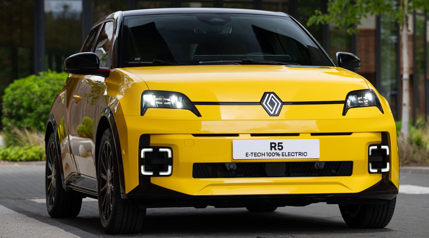 Renault R5 parkt in der Stadt