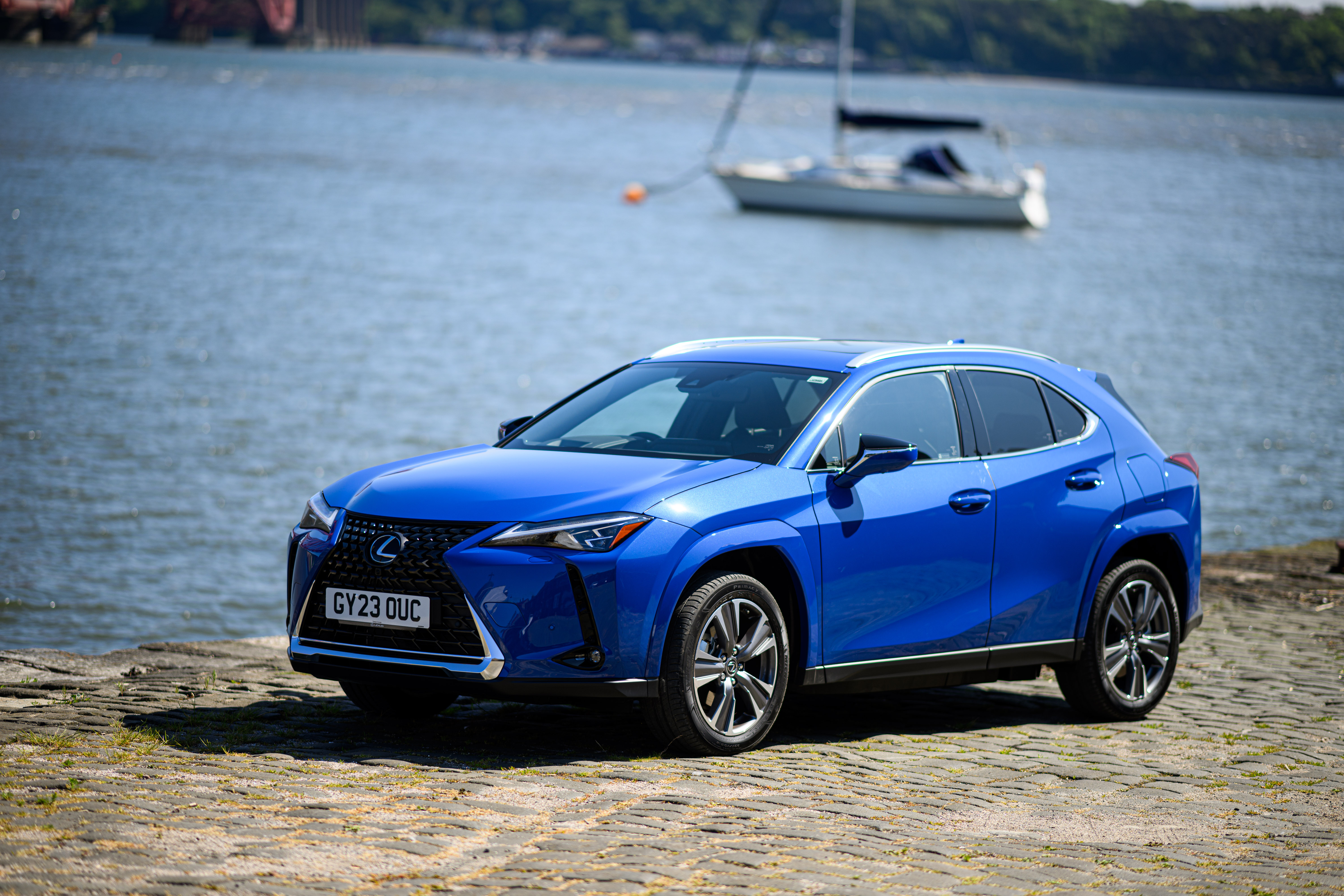 Lexus UX parkt am Strand