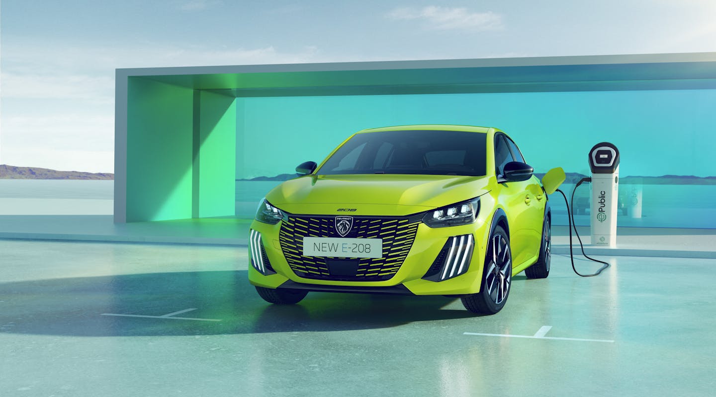 Ein gelber Peugeot 208 an der Ladestation