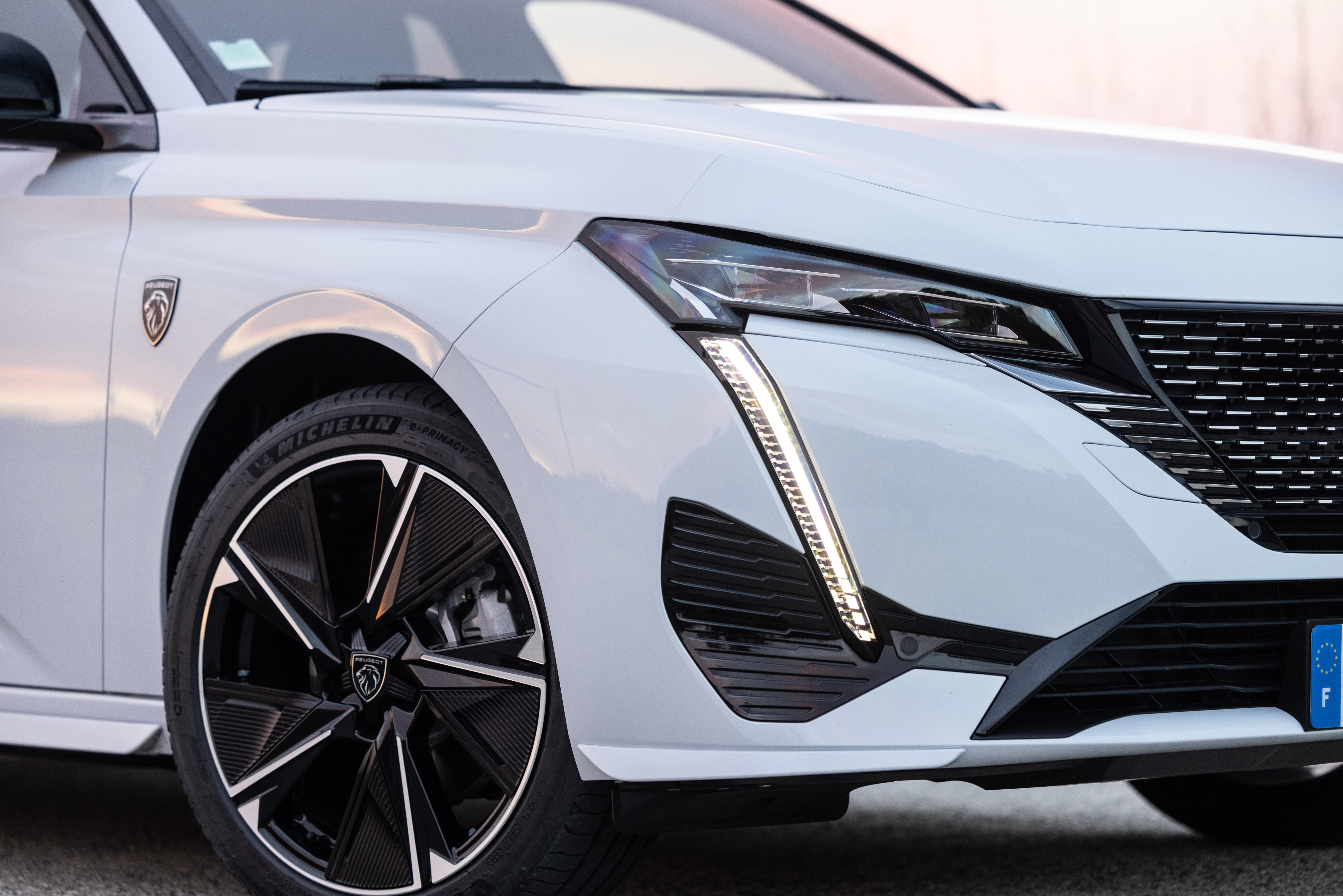 Peugeot e-308 SW Front Detail