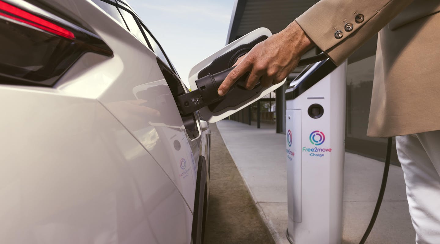 Laden des Peugeot e-408