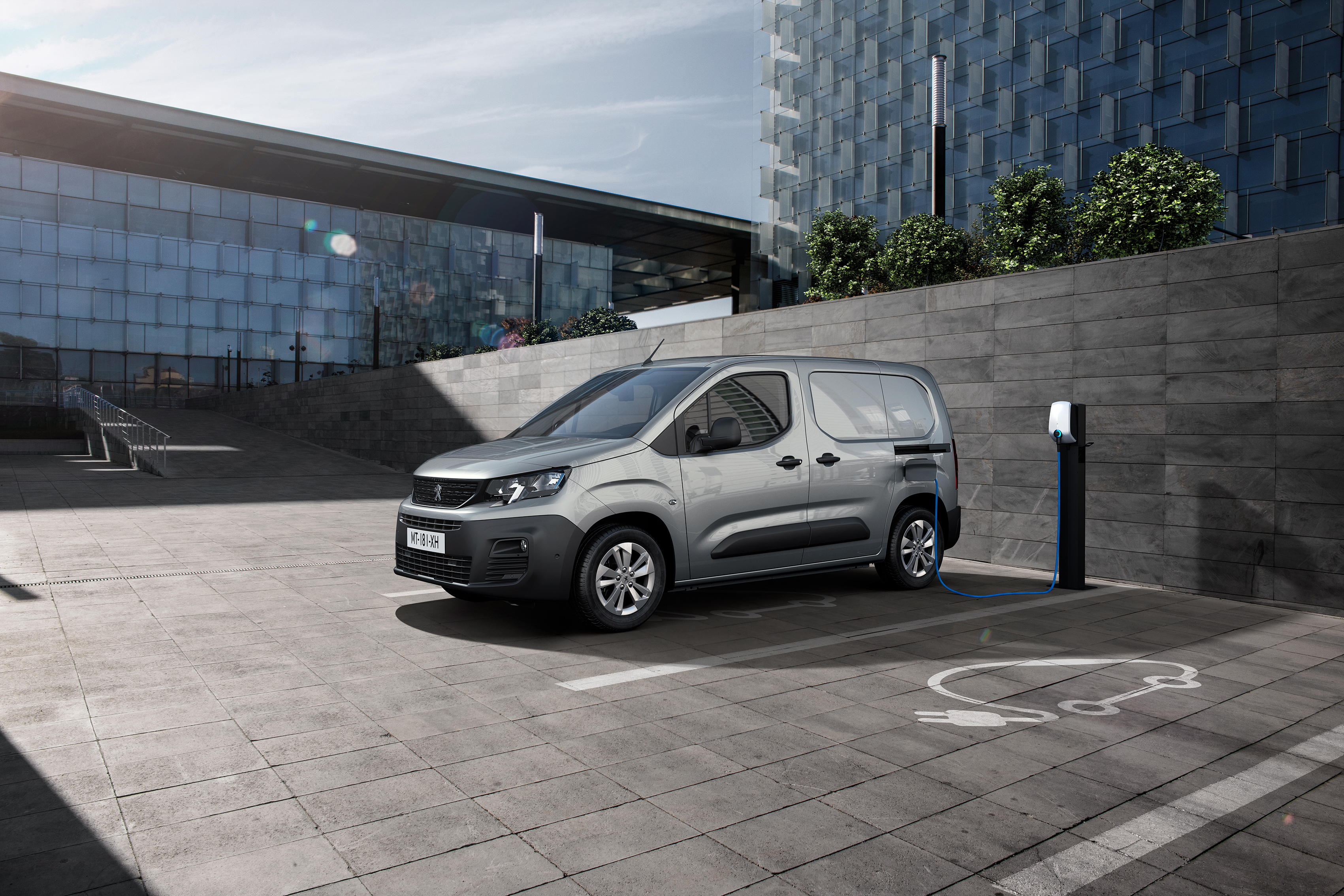 Peugeot e-Partner parkt an der Ladestation
