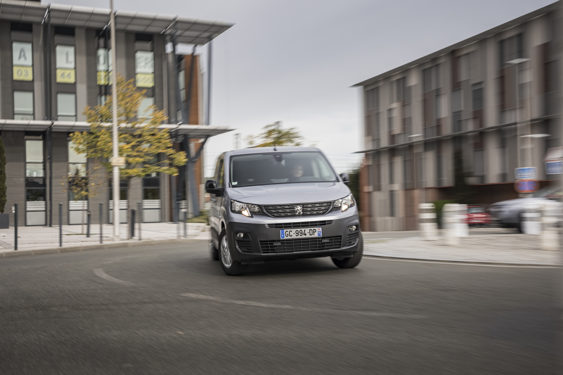 Ein Peugeot e-Partner fährt durch die Stadt