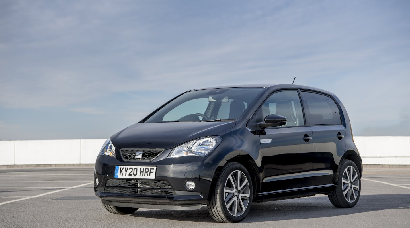Ein Seat Mii Electric steht auf einem Parkplatz