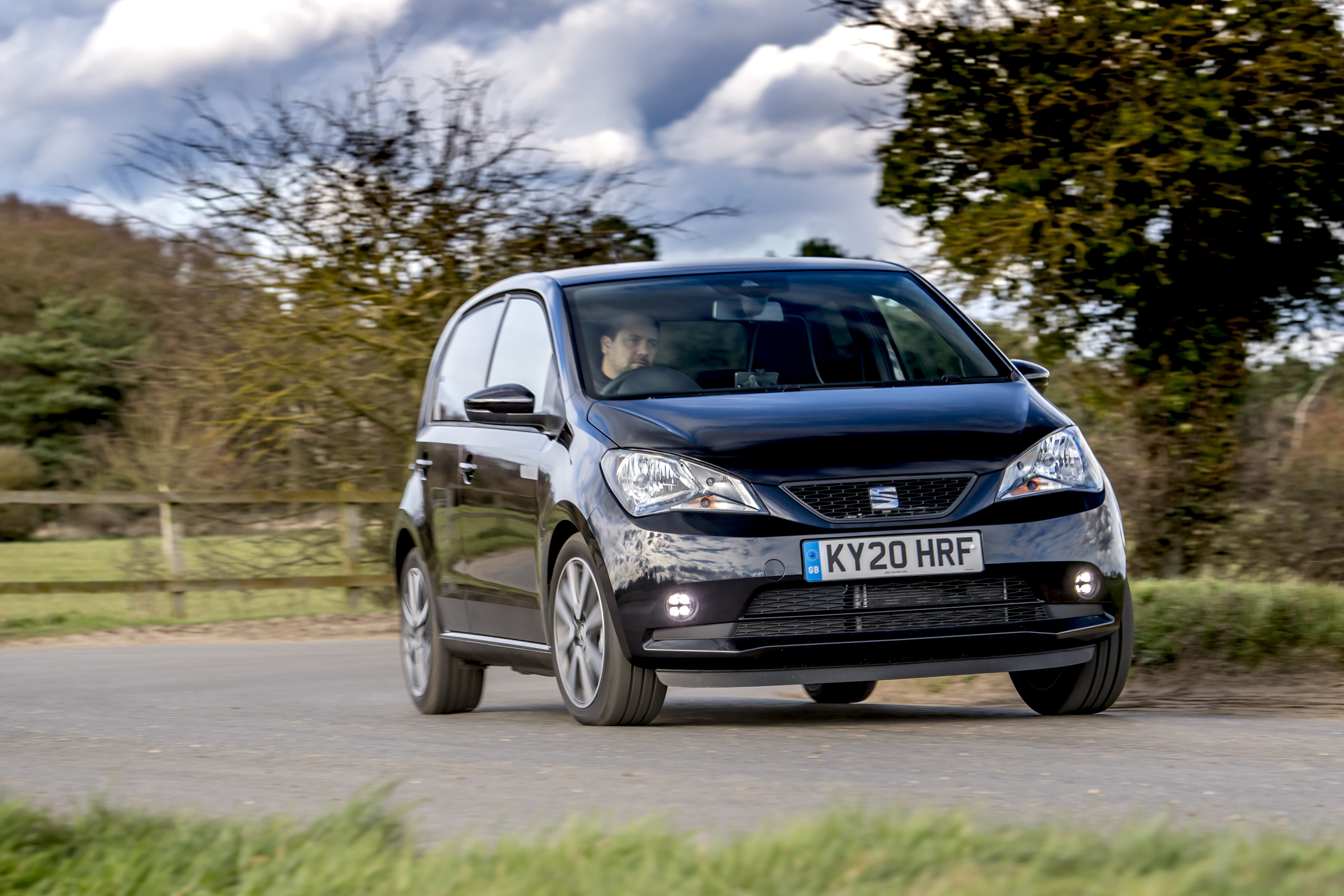 Ein  Seat Mii Electric auf einer Landstraße