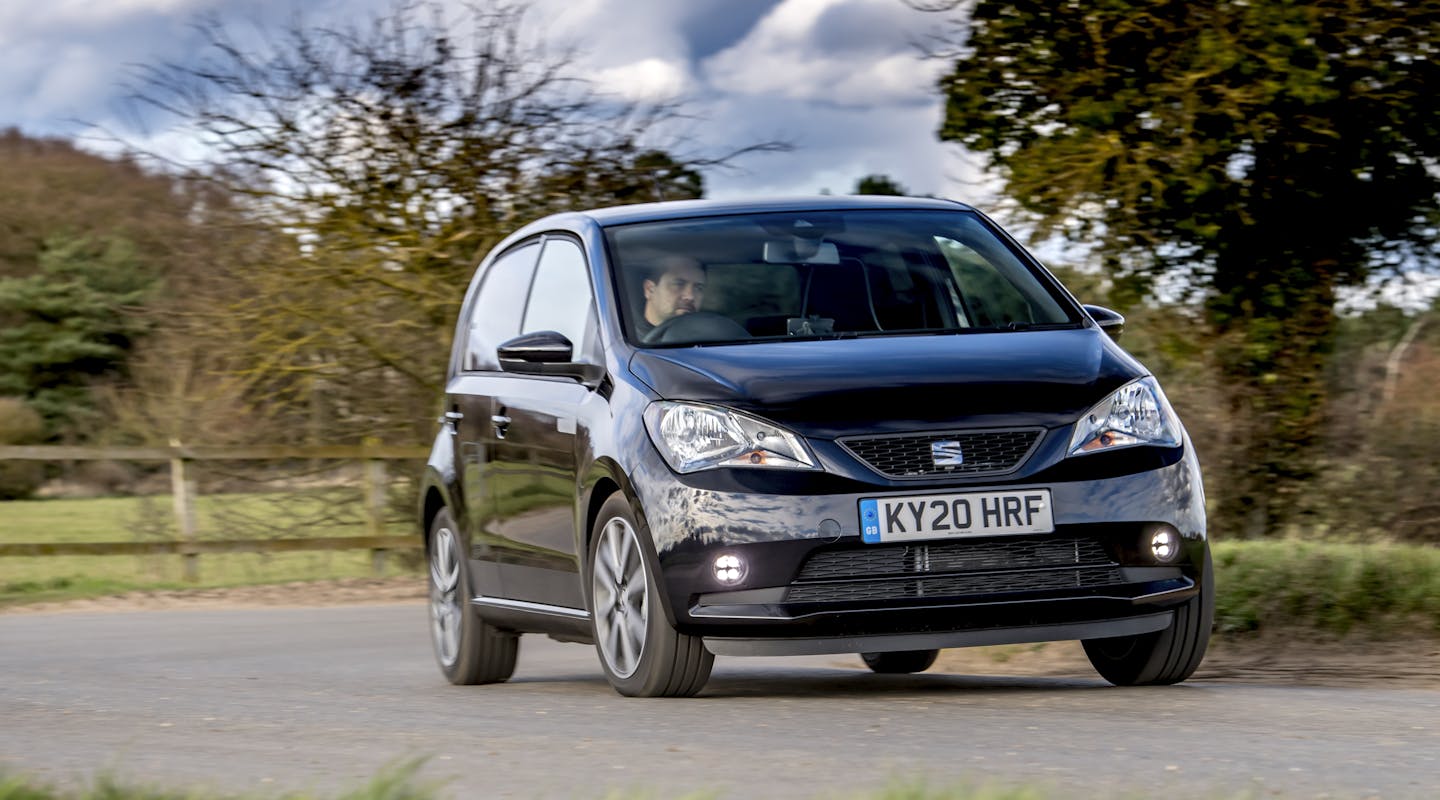 Ein Seat Mii Electric auf einer Landstraße
