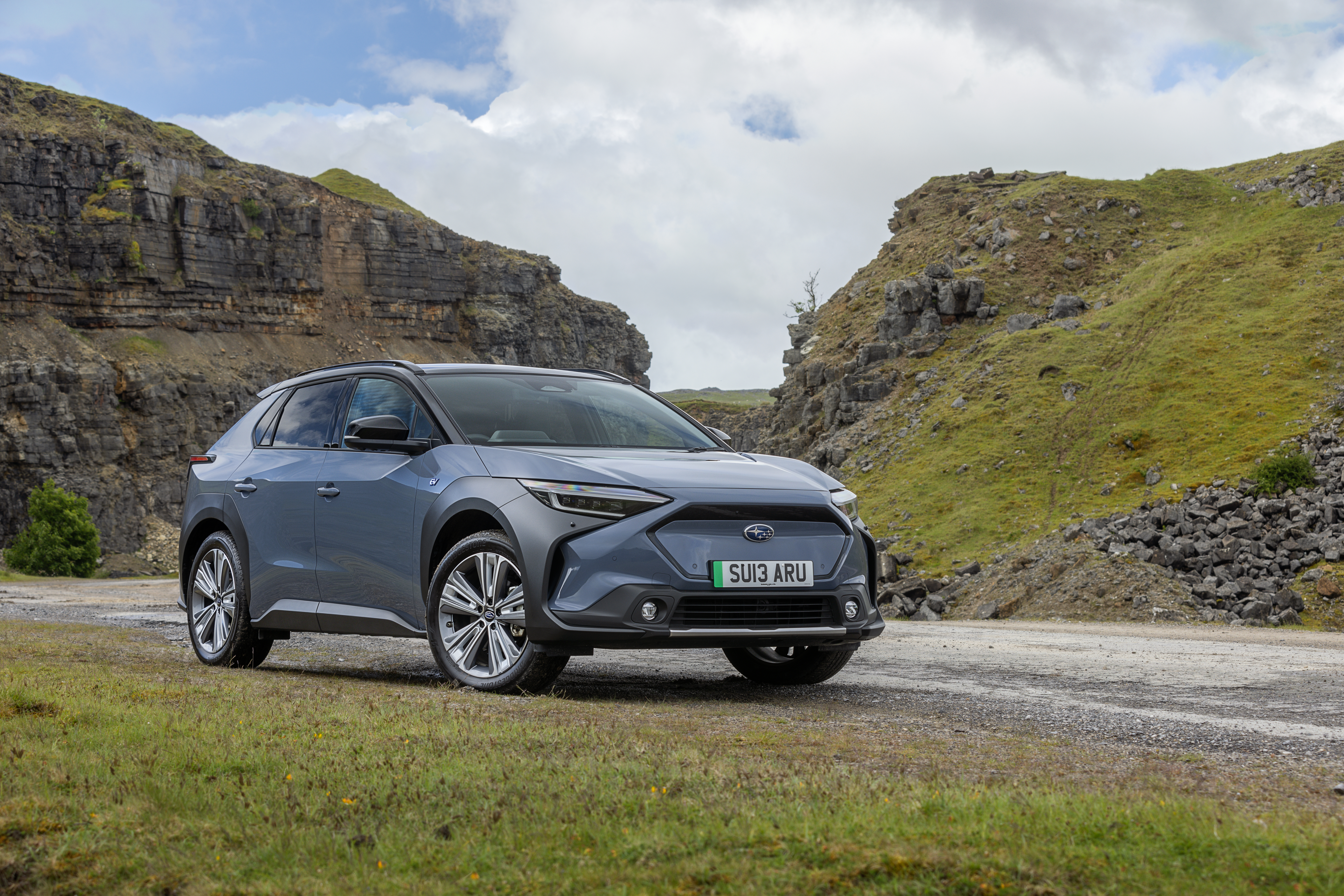 Subaru Solterra parkt in den Bergen