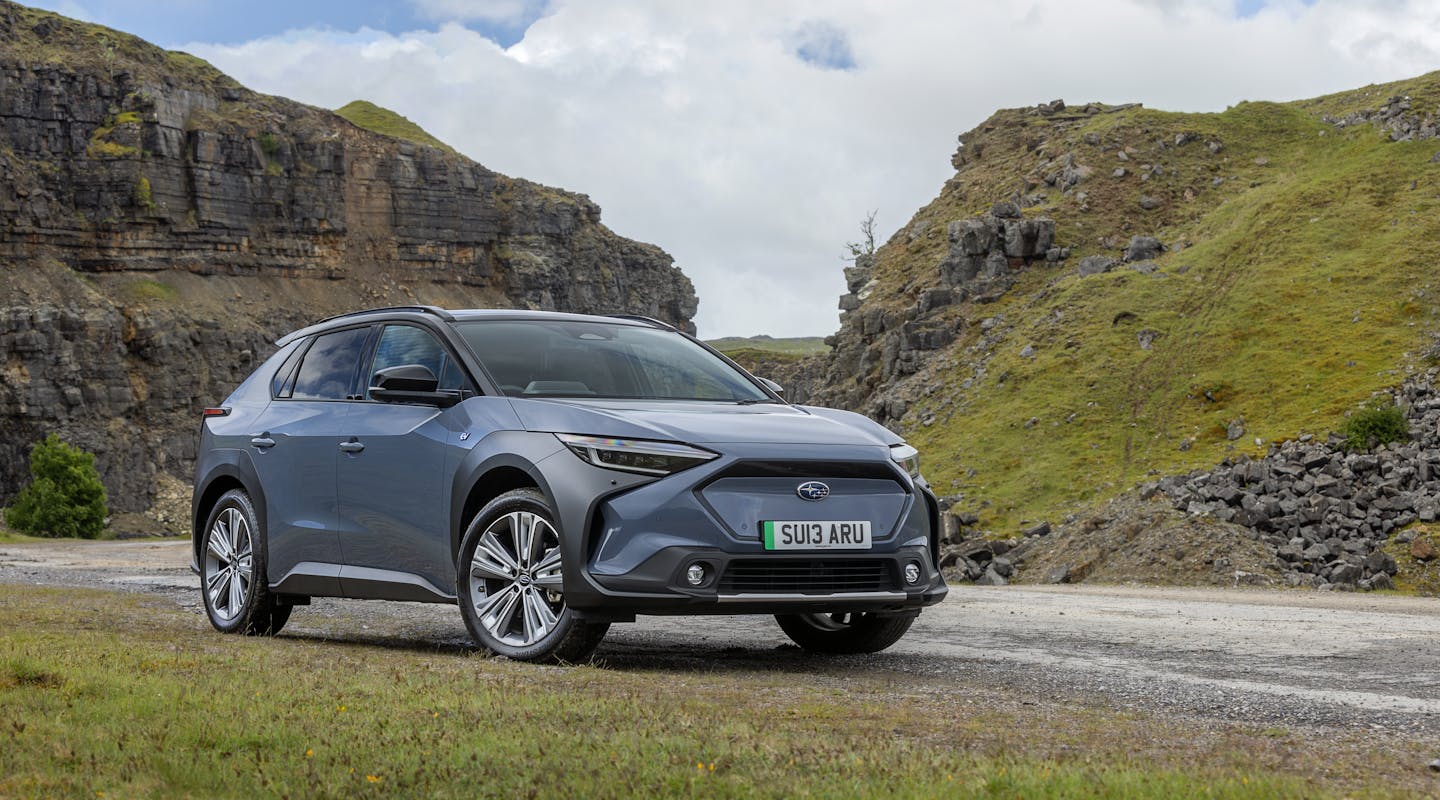 Subaru Solterra parkt in den Bergen