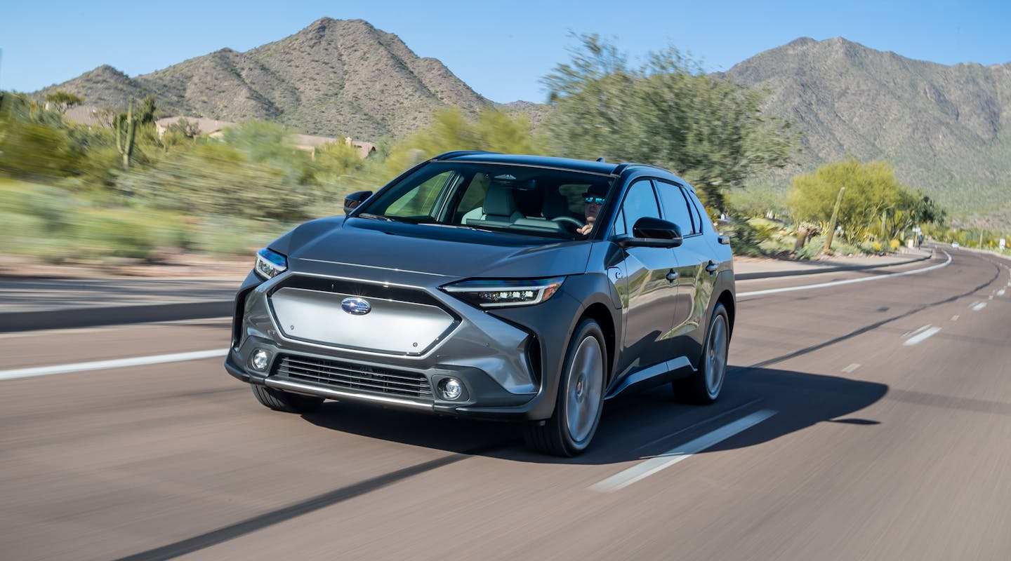 Ein Subaru Solterra fährt auf der Landstraße