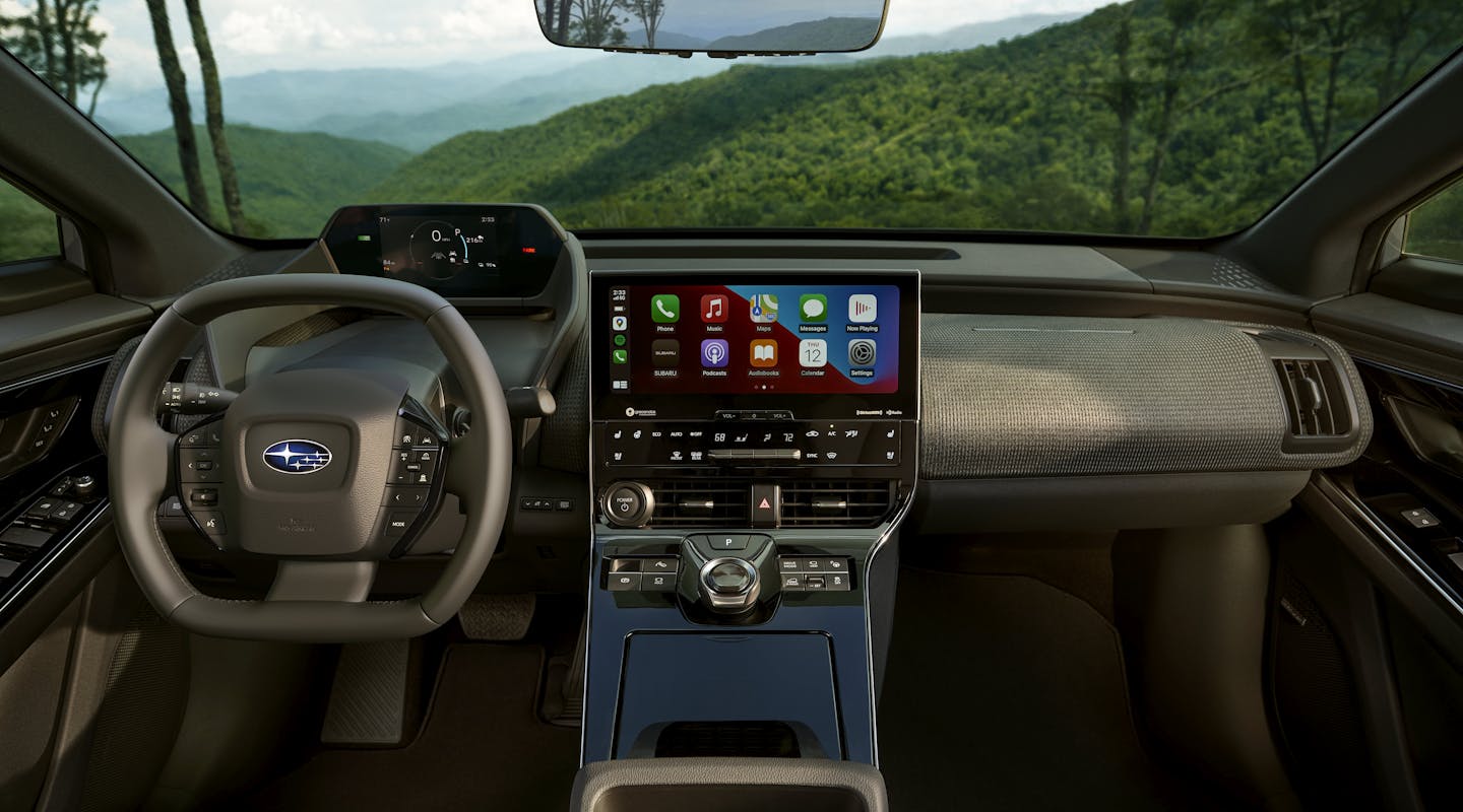 Armaturenbrett und Lenkrad des Subaru Solterra