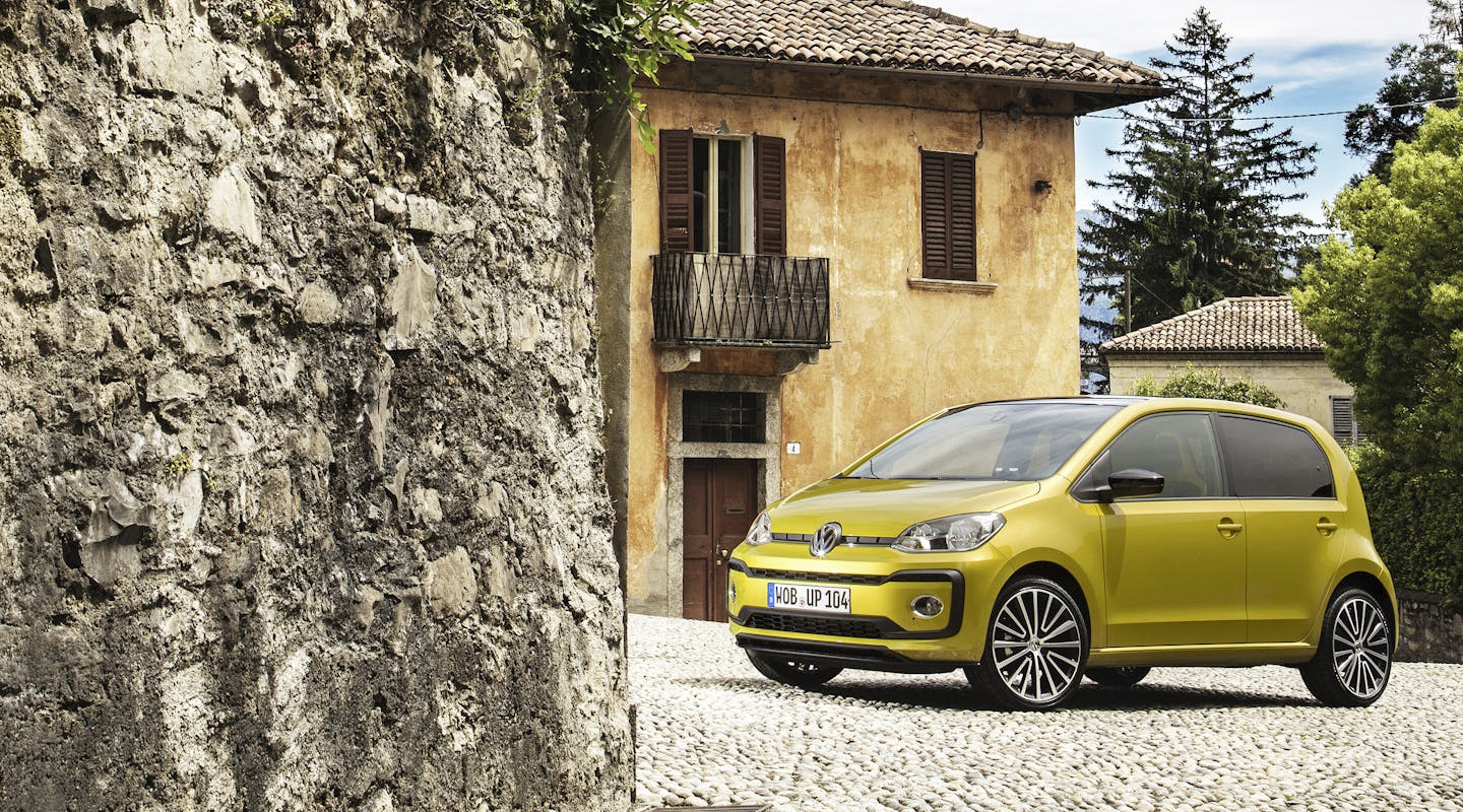 VW e-UP! parkt in der Altstadt