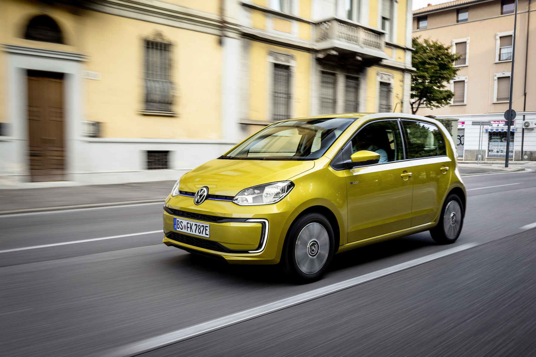 Ein VW e-UP! fährt durch die Stadt