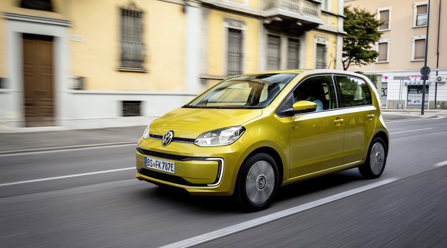 Ein VW e-UP! fährt durch die Stadt