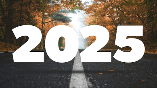 Die Jahreszahl 2025 hebt sich von der Straße ab. An den Rändern stehen Bäume. Das Ambiente ist herbstlich.