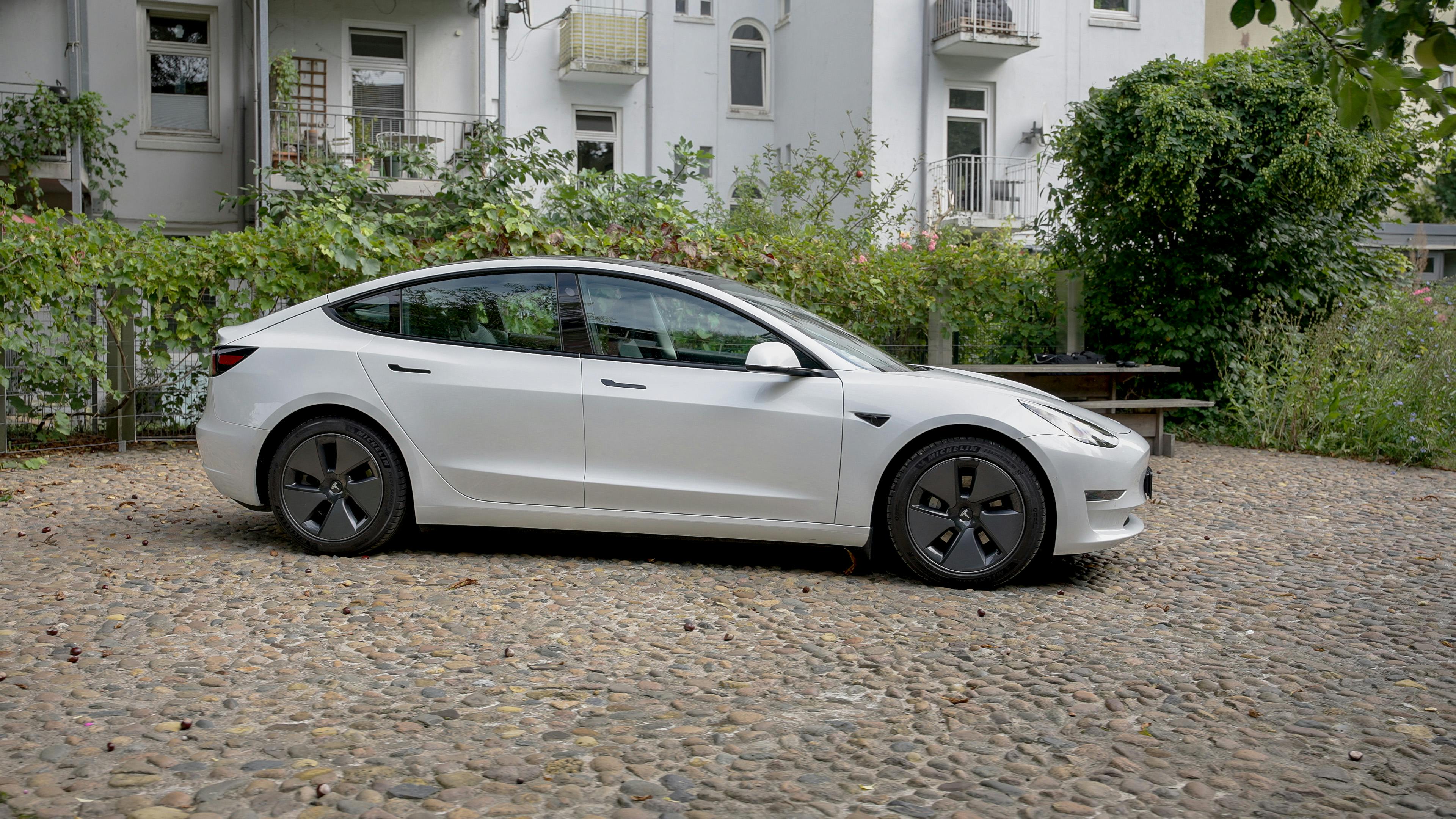 Ein weißes Tesla Model 3 in der Seitenansich