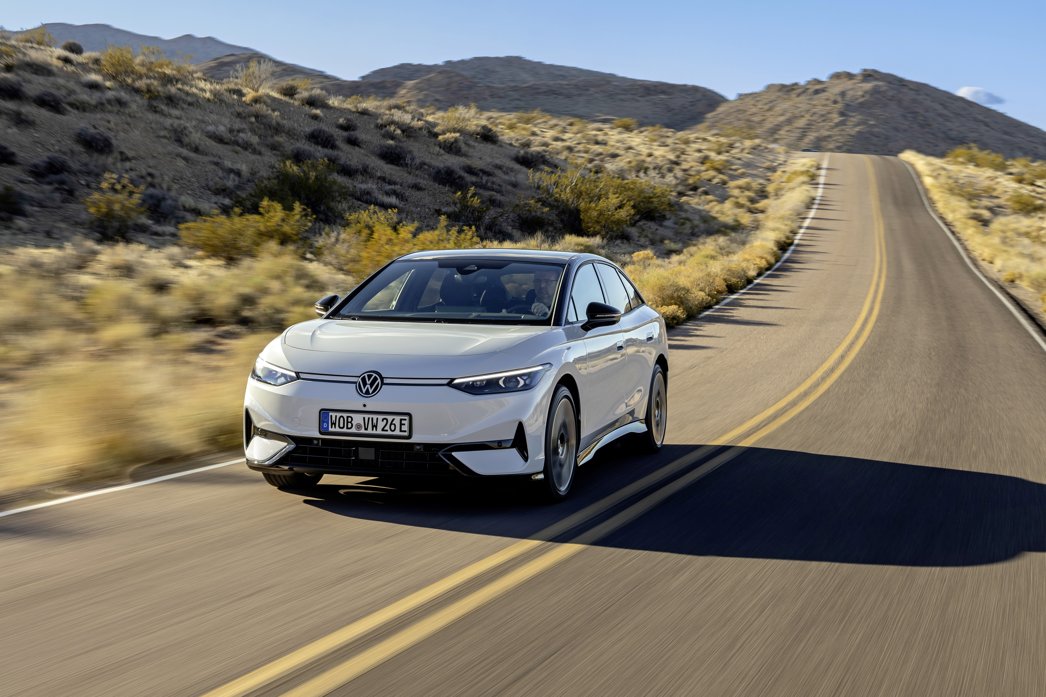 ein VW ID.7 fährt auf der Straße