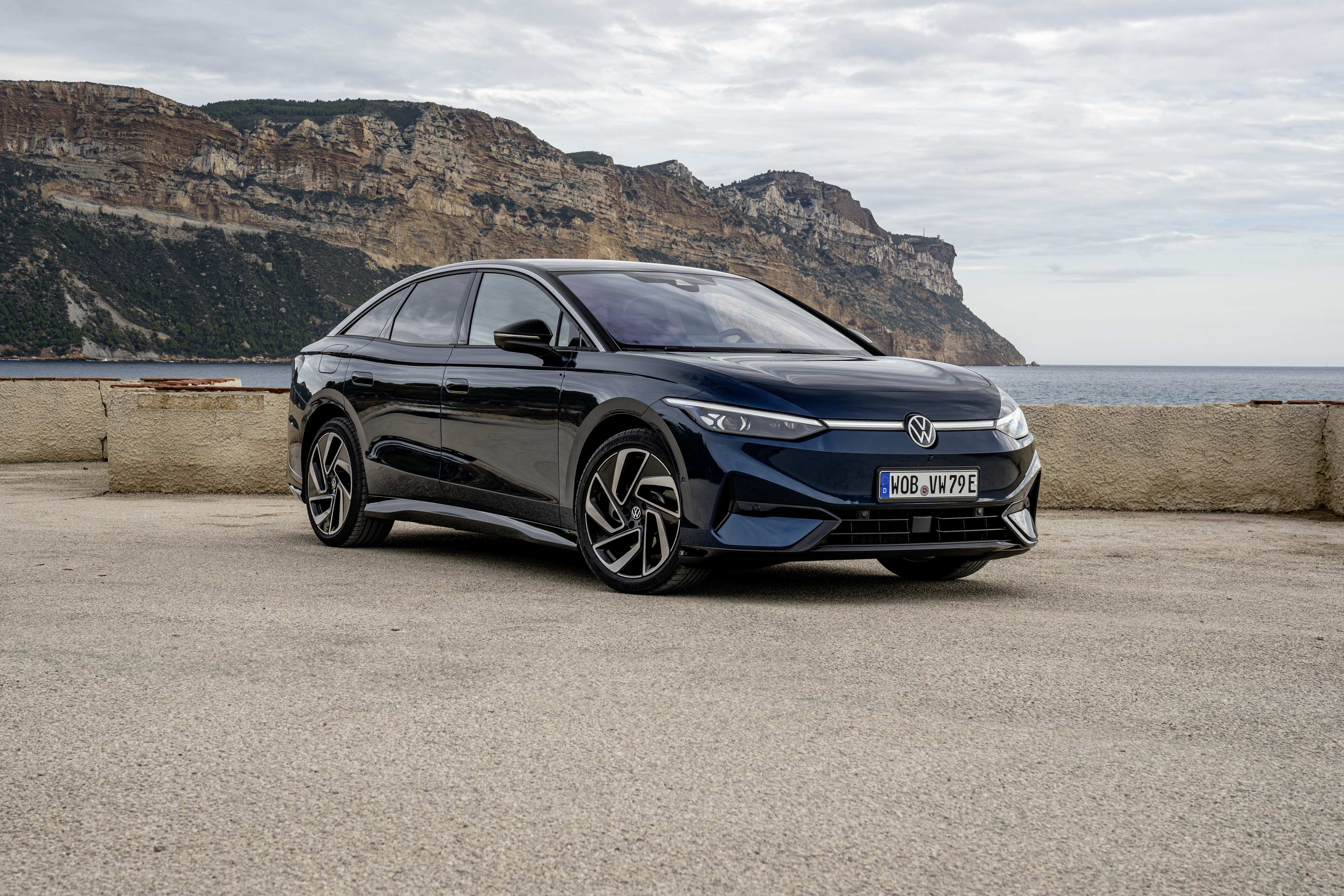 Ein VW ID.7 parkt am Meer