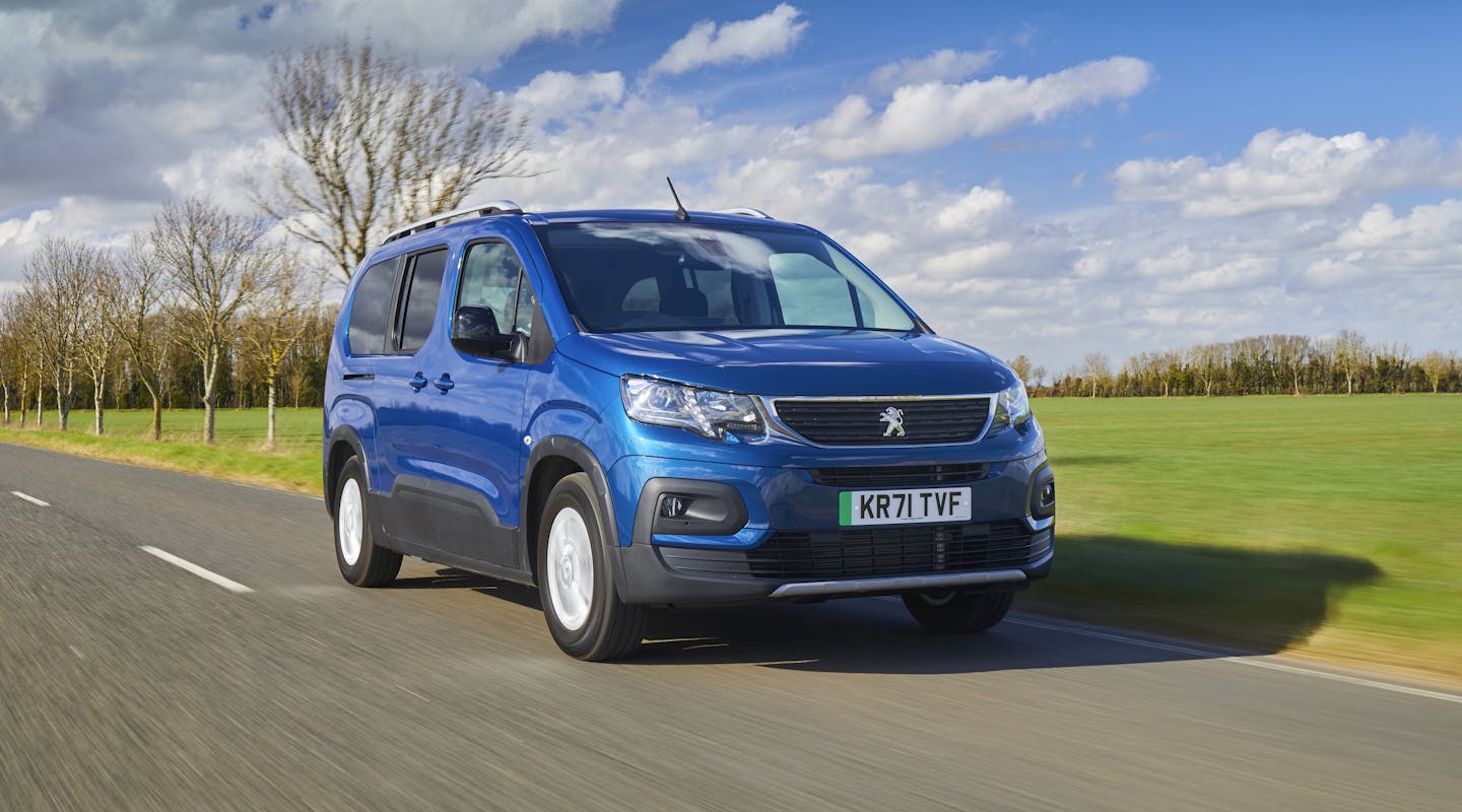 Ein Peugeot e-Rifter fährt auf der Landstraße