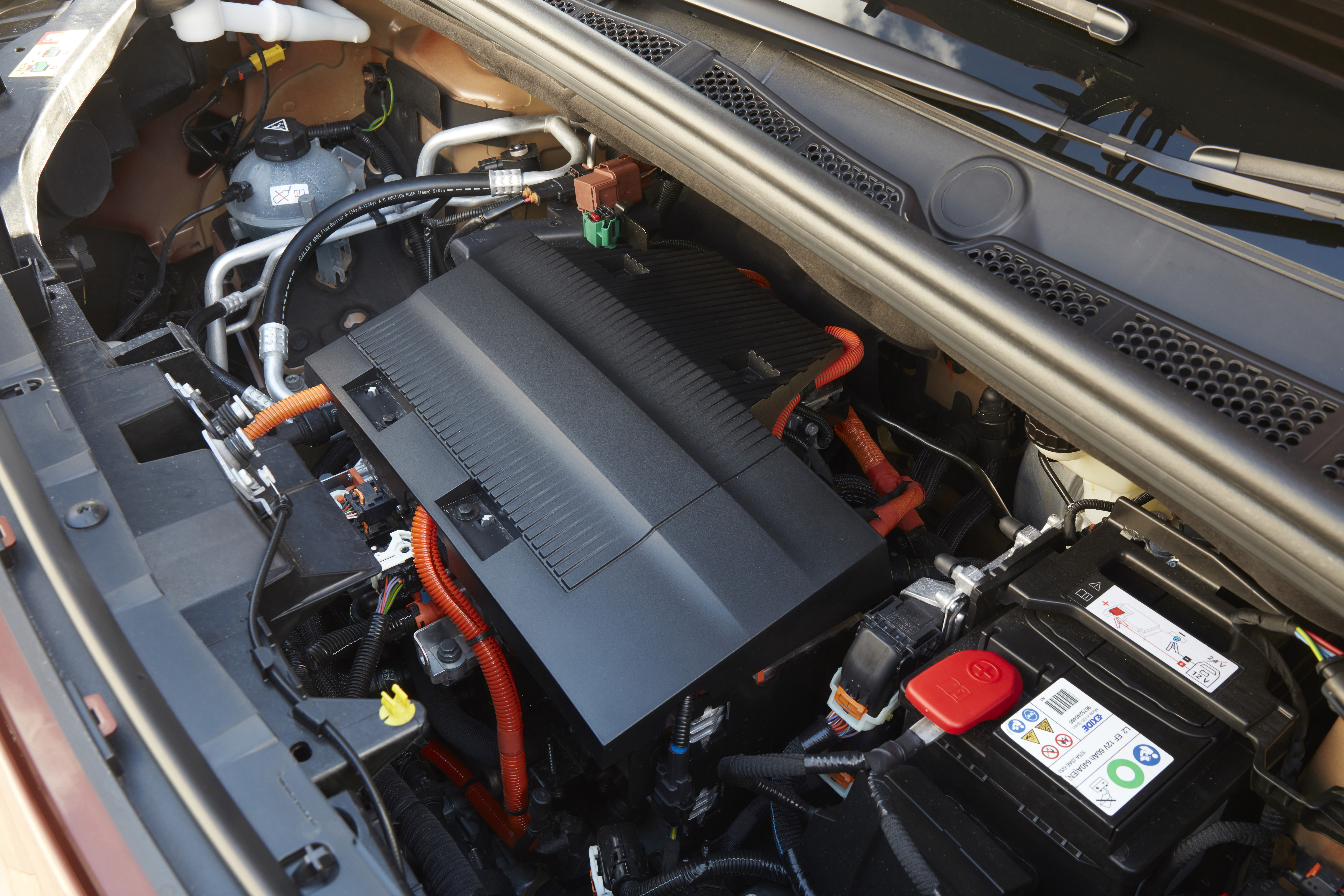 Motorraum des Peugeot e-Rifter