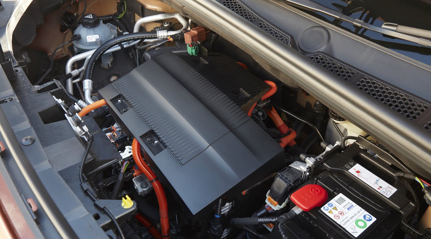 Motorraum des Peugeot e-Rifter