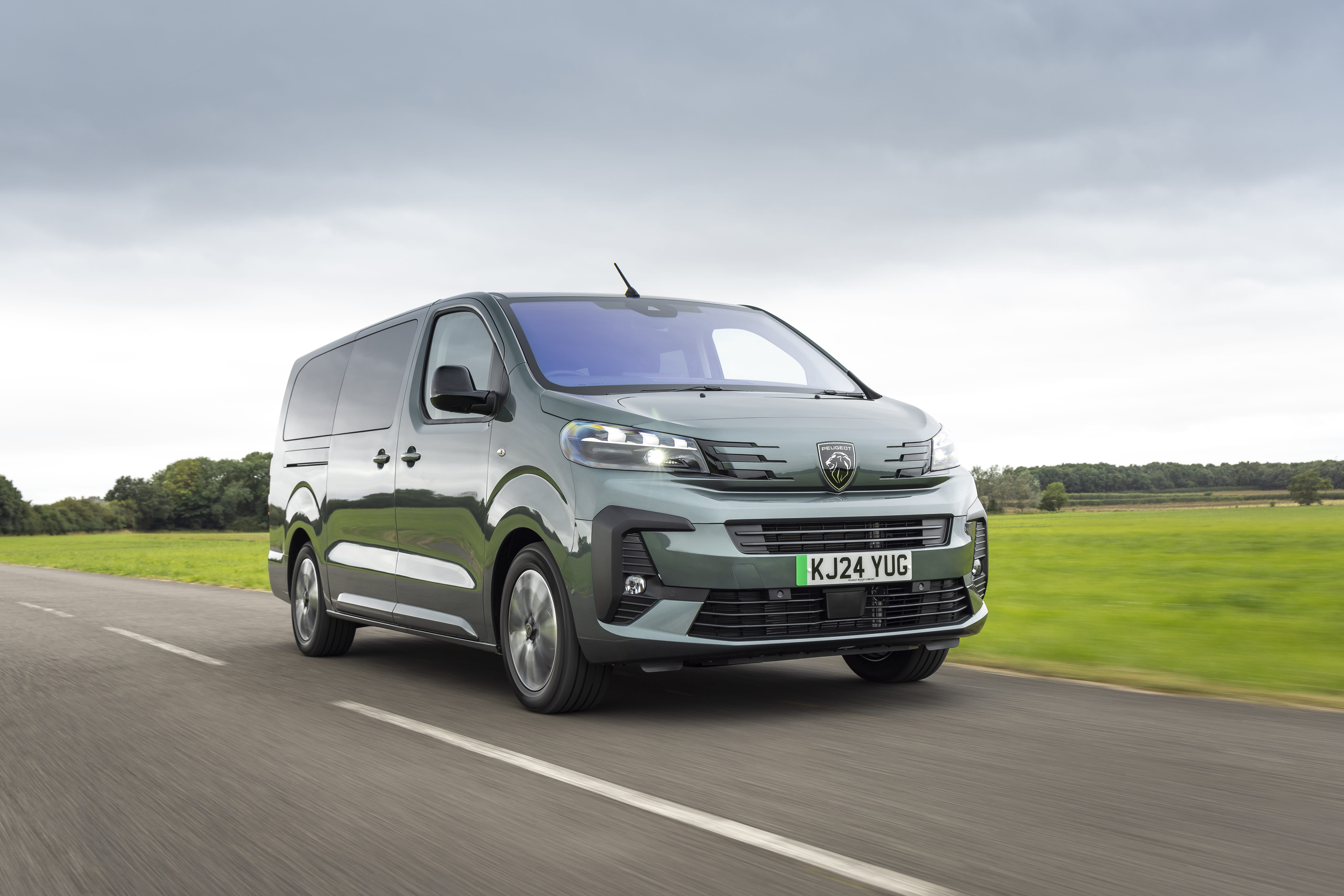 Ein Peugeot e-Traveller fährt auf der Landstraße