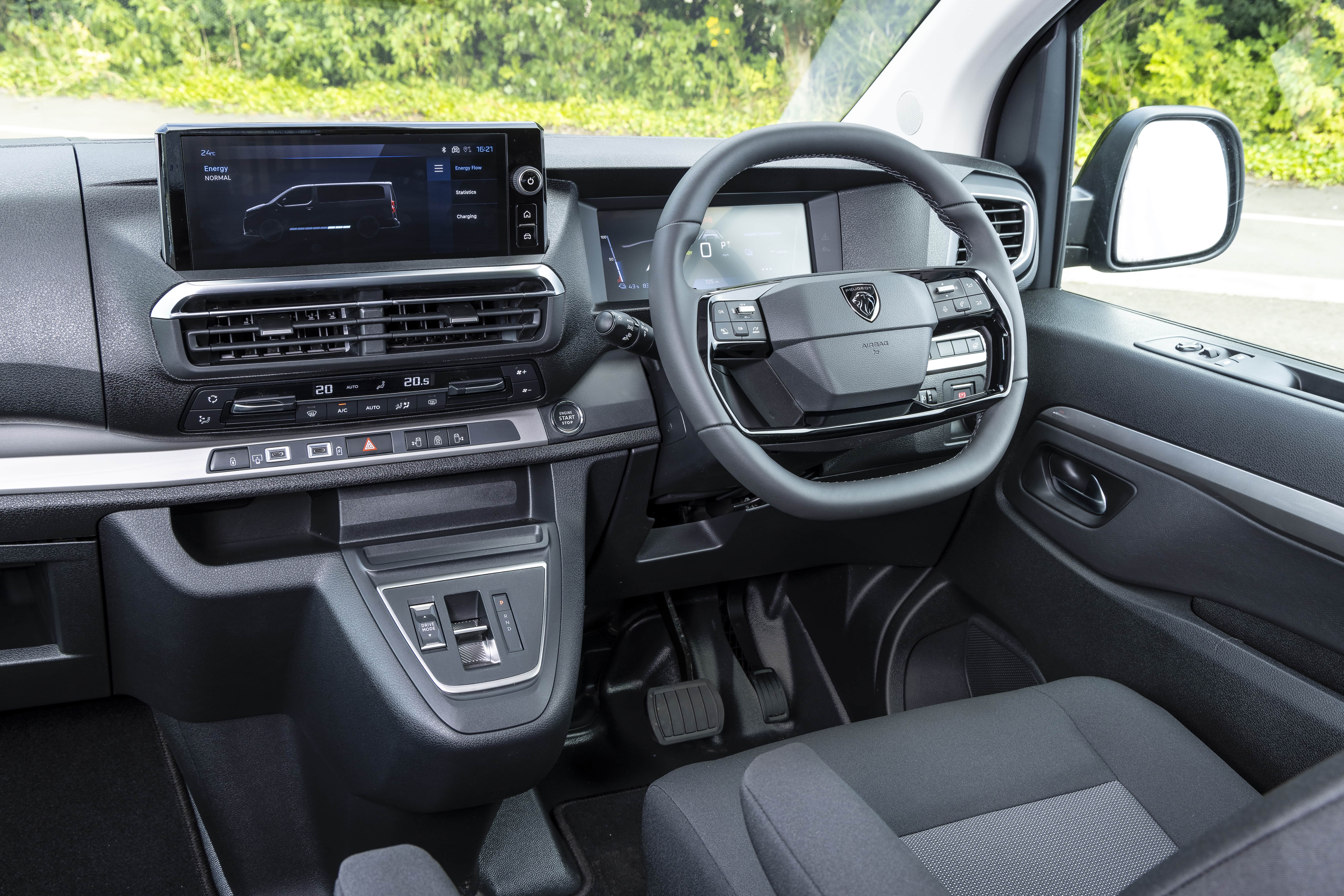 Armaturenbrett und Lenkrad des Peugeot e-Traveller