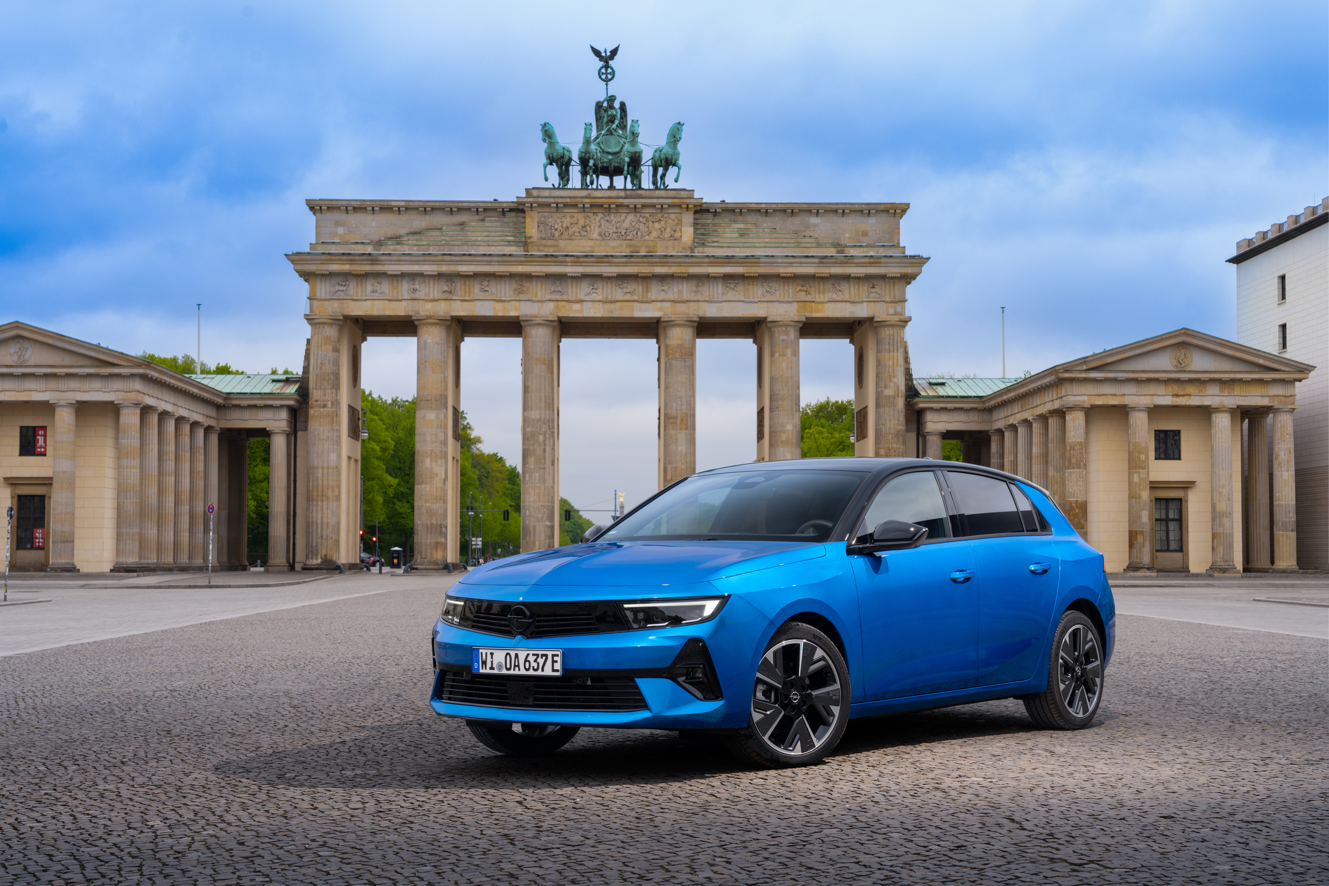 Opel Astra Electric steht vor dem Brandenburger Tor