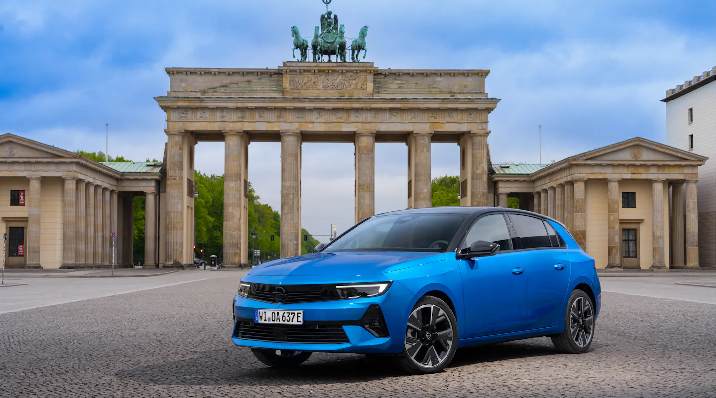 Opel Astra Electric steht vor dem Brandenburger Tor