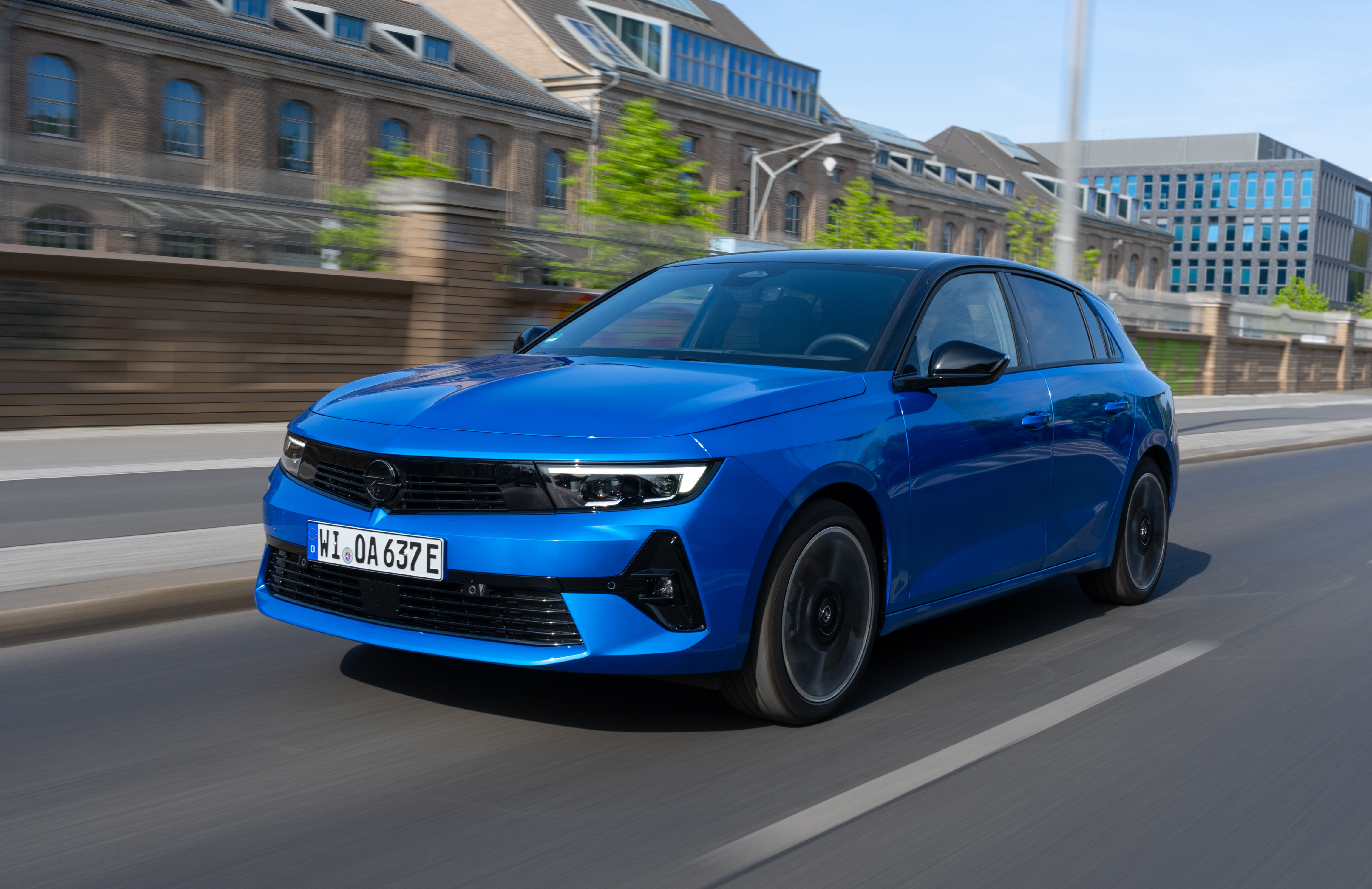 Opel Astra Electric fährt durch die Stadt