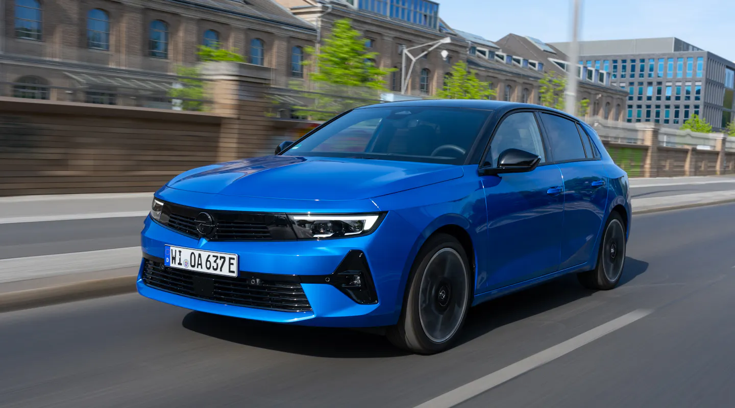 Opel Astra Electric fährt durch die Stadt