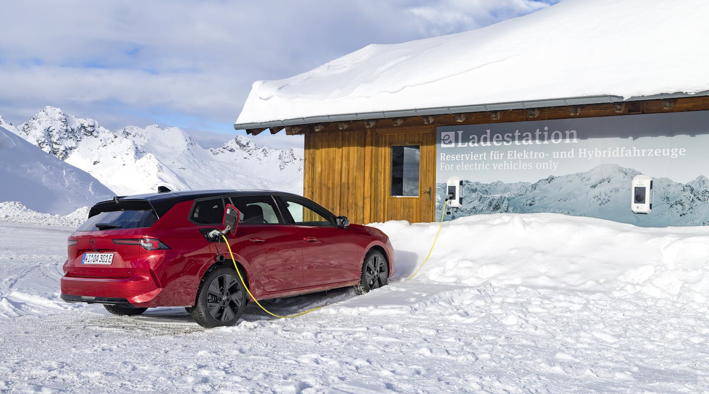Opel Astra Sports Tourer Electric an der Ladestation