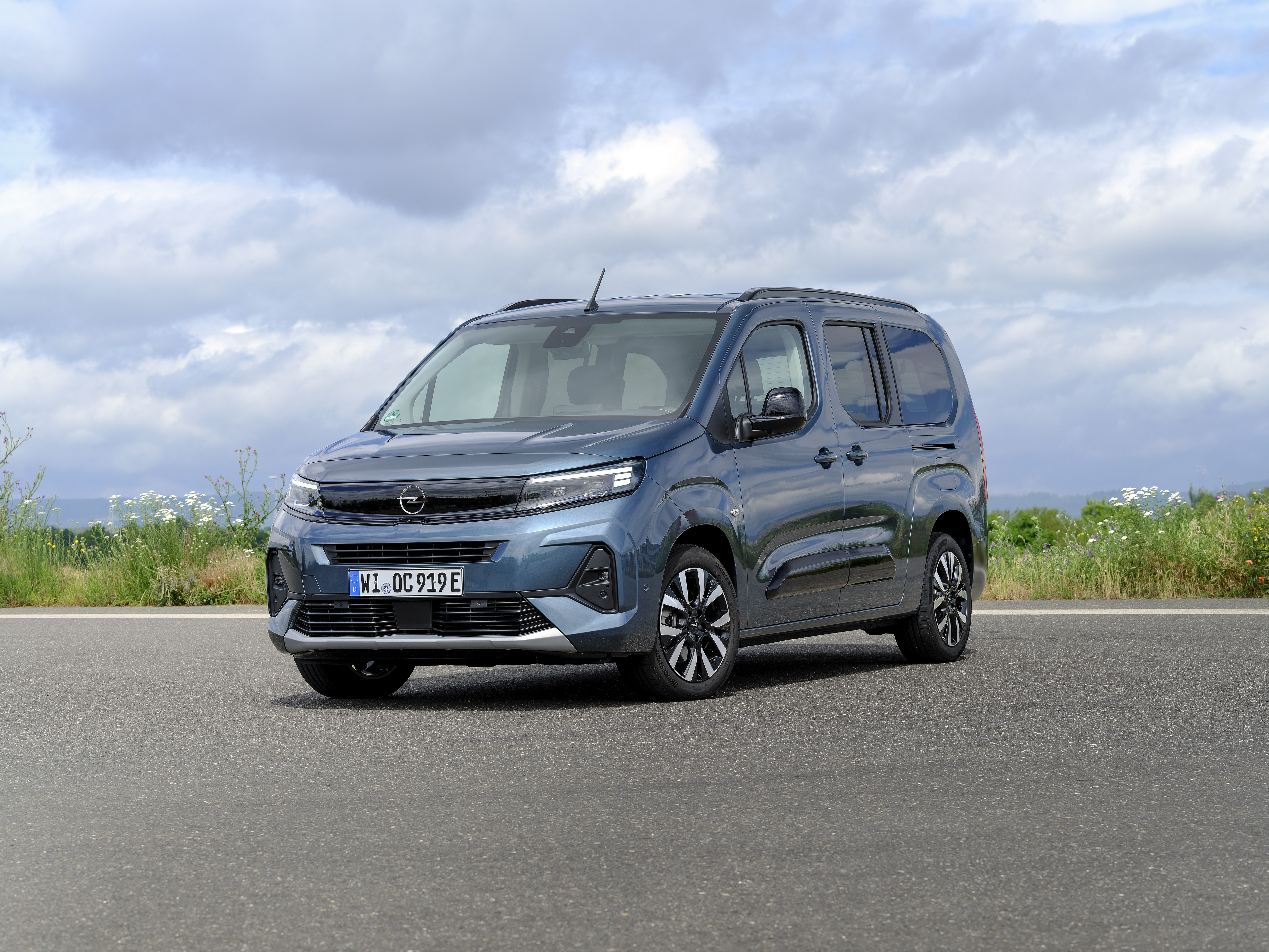Opel Combo Electric parkt am Feld