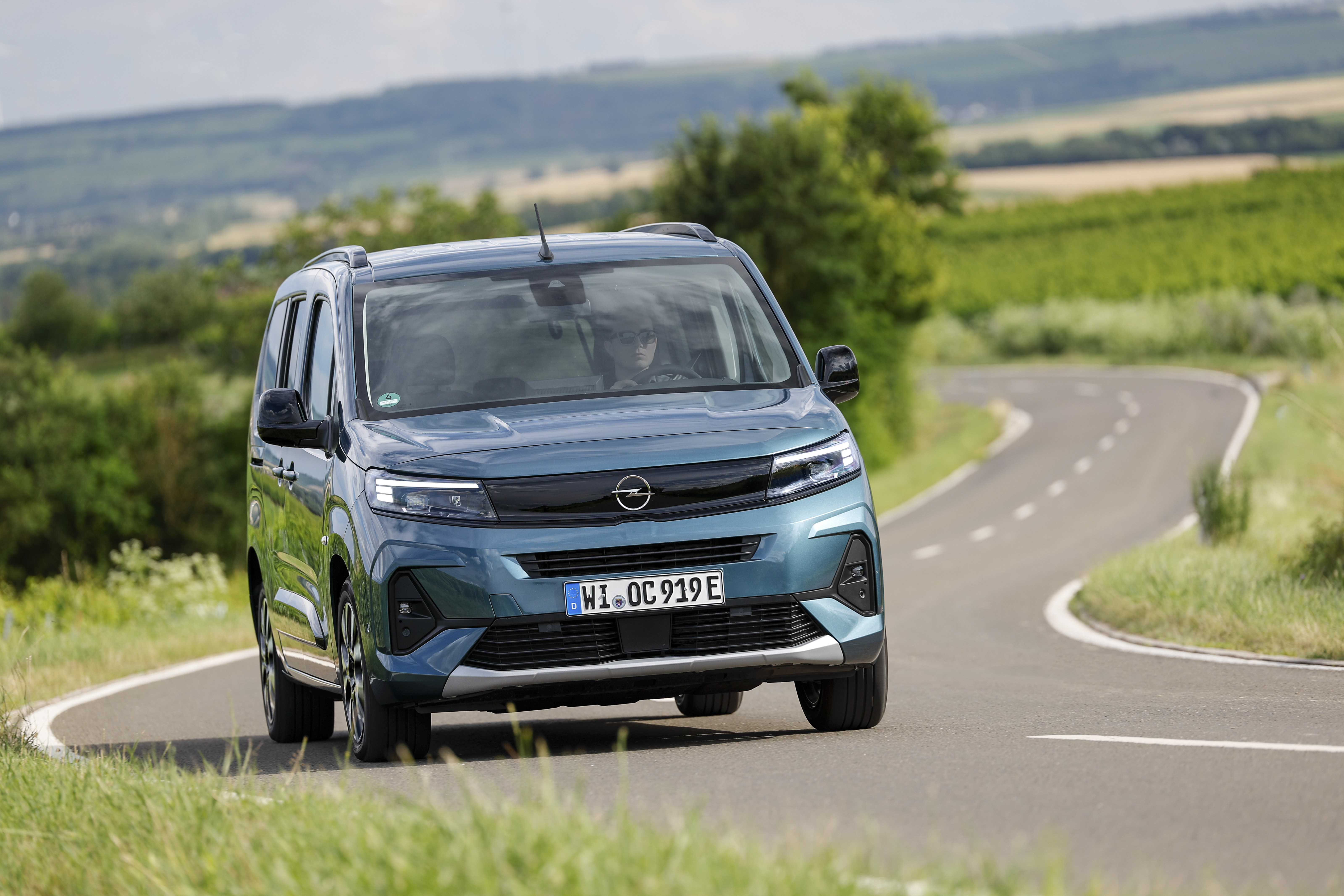 Ein Opel Combo Electric fährt auf einer Landstraße