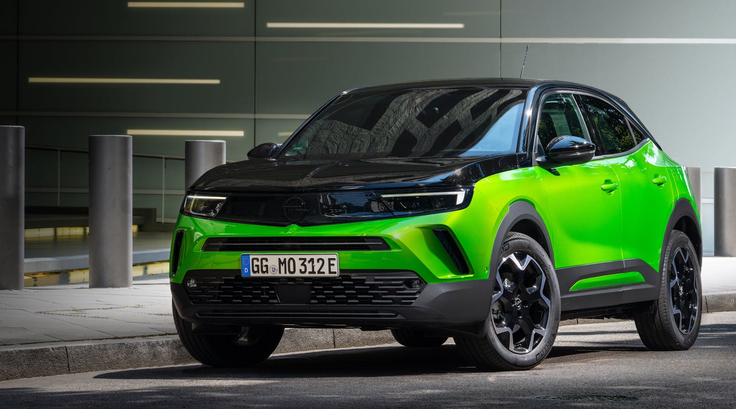 Opel Mokka Electric parkt in der Stadt
