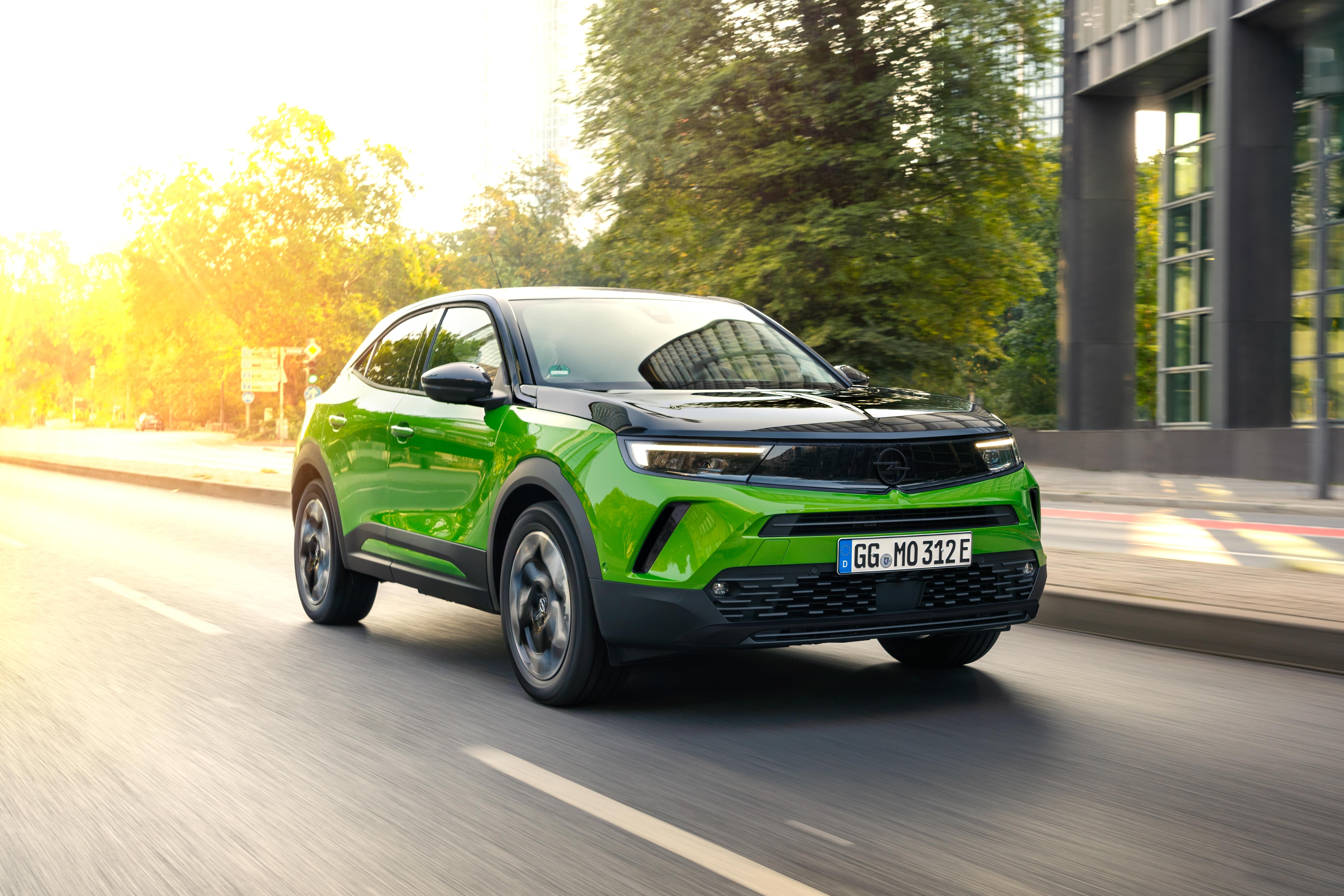 Opel Mokka Electric fährt auf der Straße
