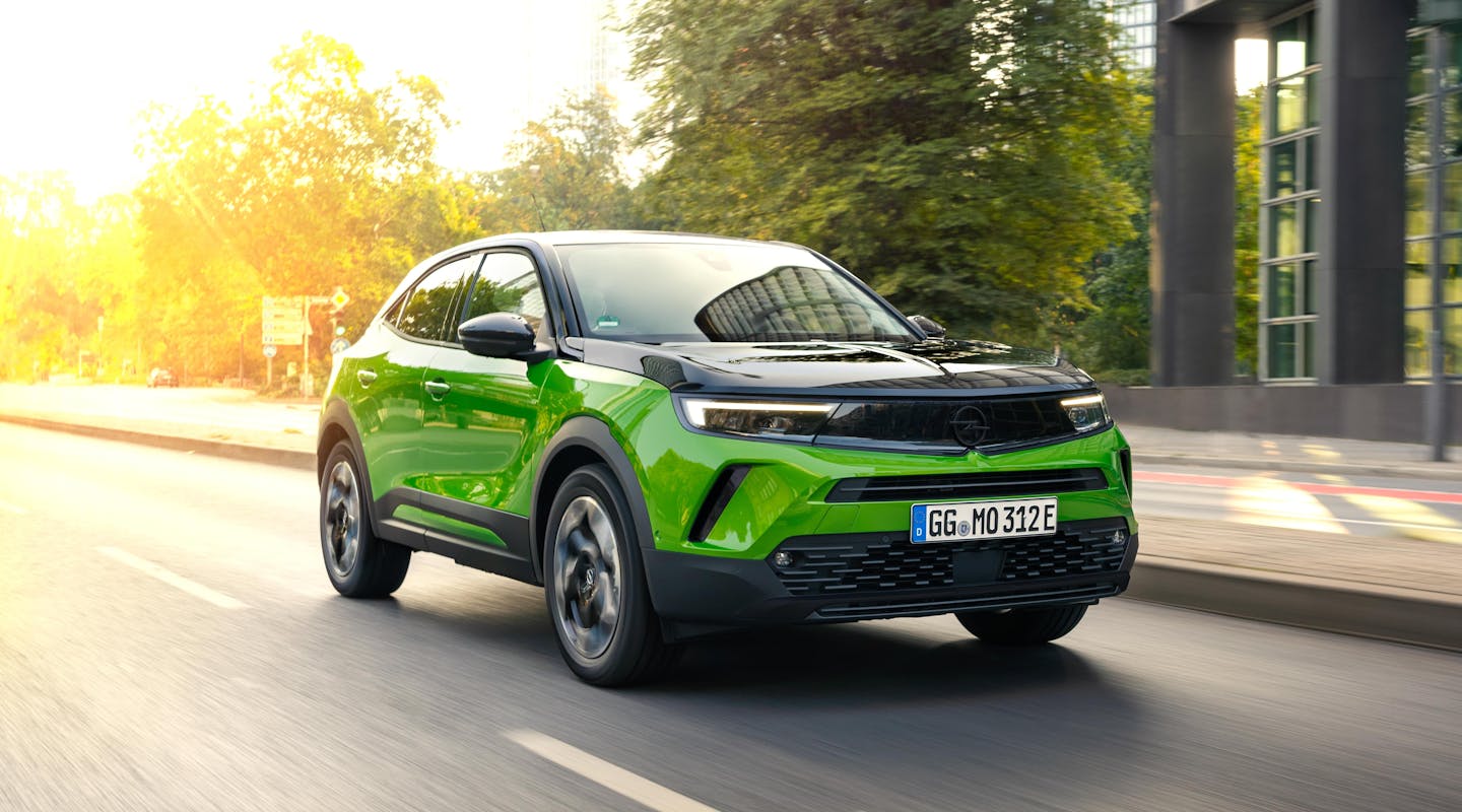 Opel Mokka Electric fährt auf der Straße