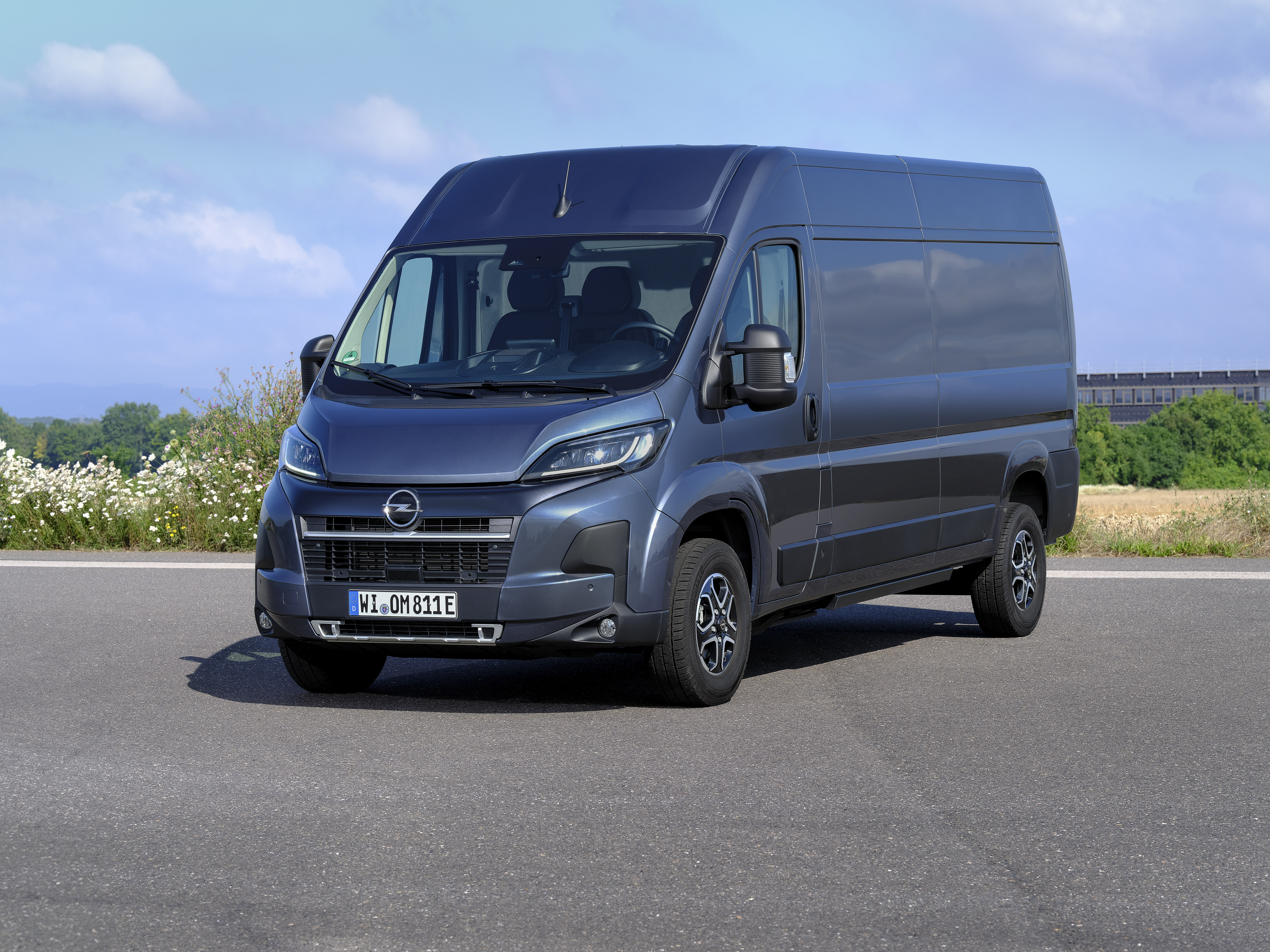 Opel Movano Electric parkt auf Asphalt
