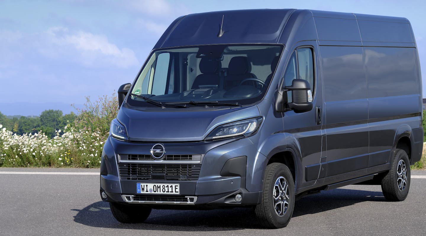 Opel Movano Electric parkt auf Asphalt