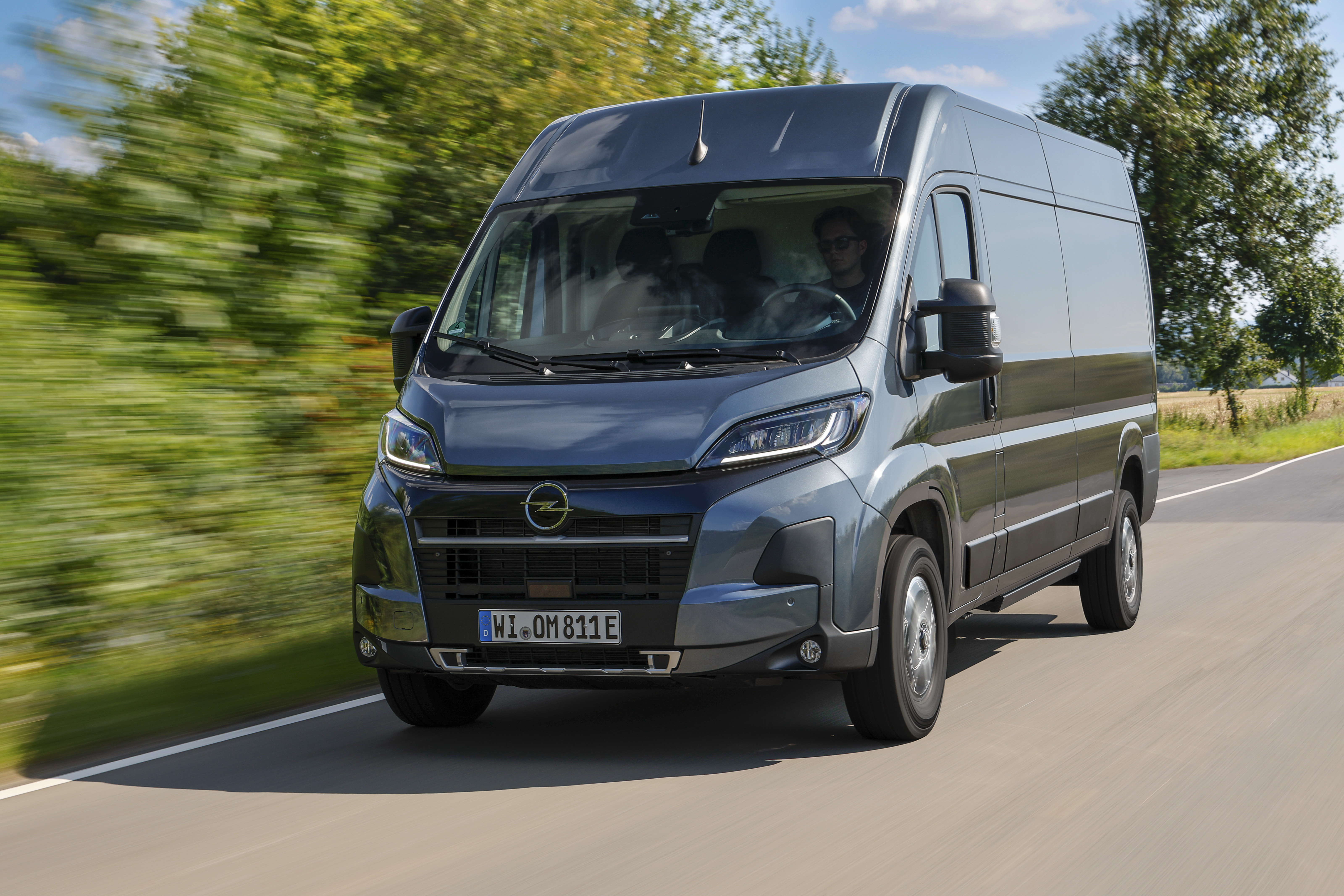 Opel Movano Electric fährt auf der Straße