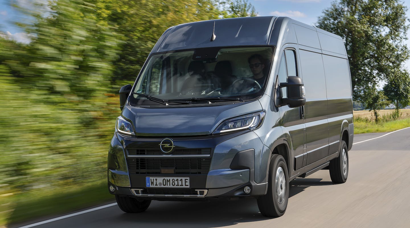 Opel Movano Electric fährt auf der Straße