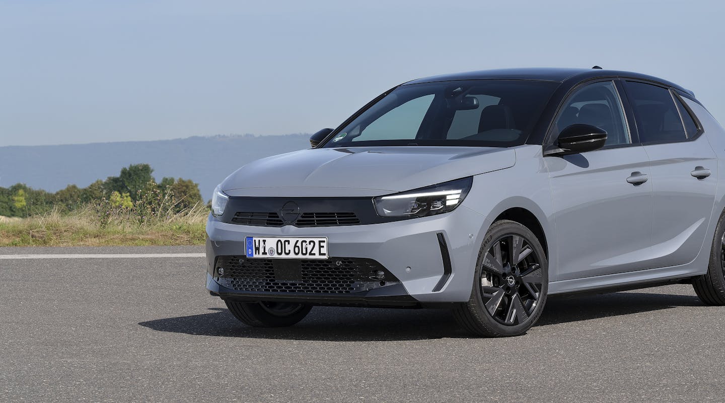 Opel Corsa Electric parkt an der Küste