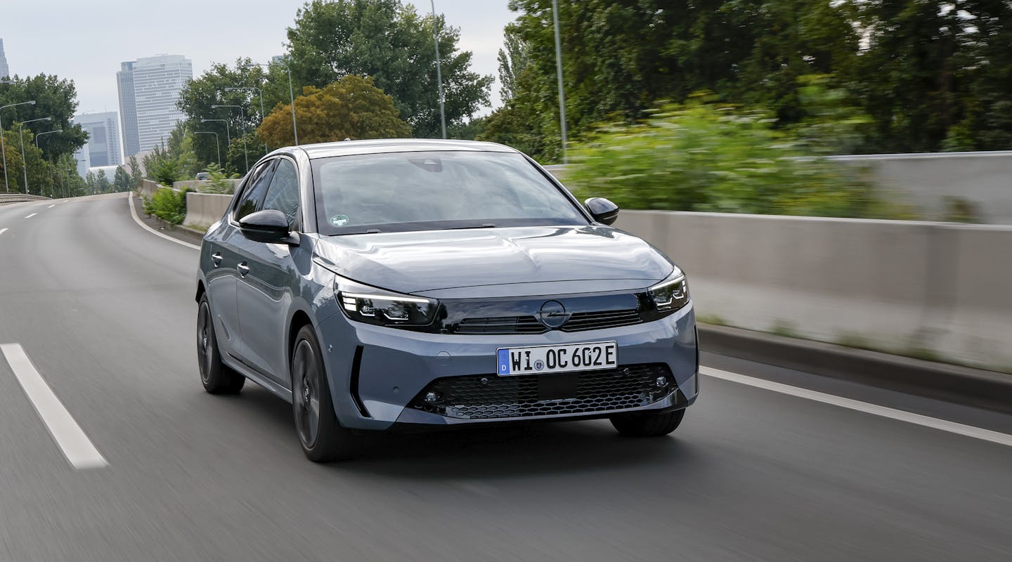 Opel Corsa Electric fährt durch die Stadt