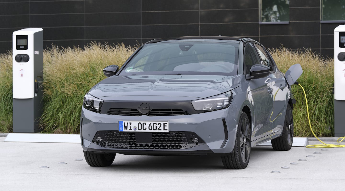 Opel Corsa Electric an der Ladestation