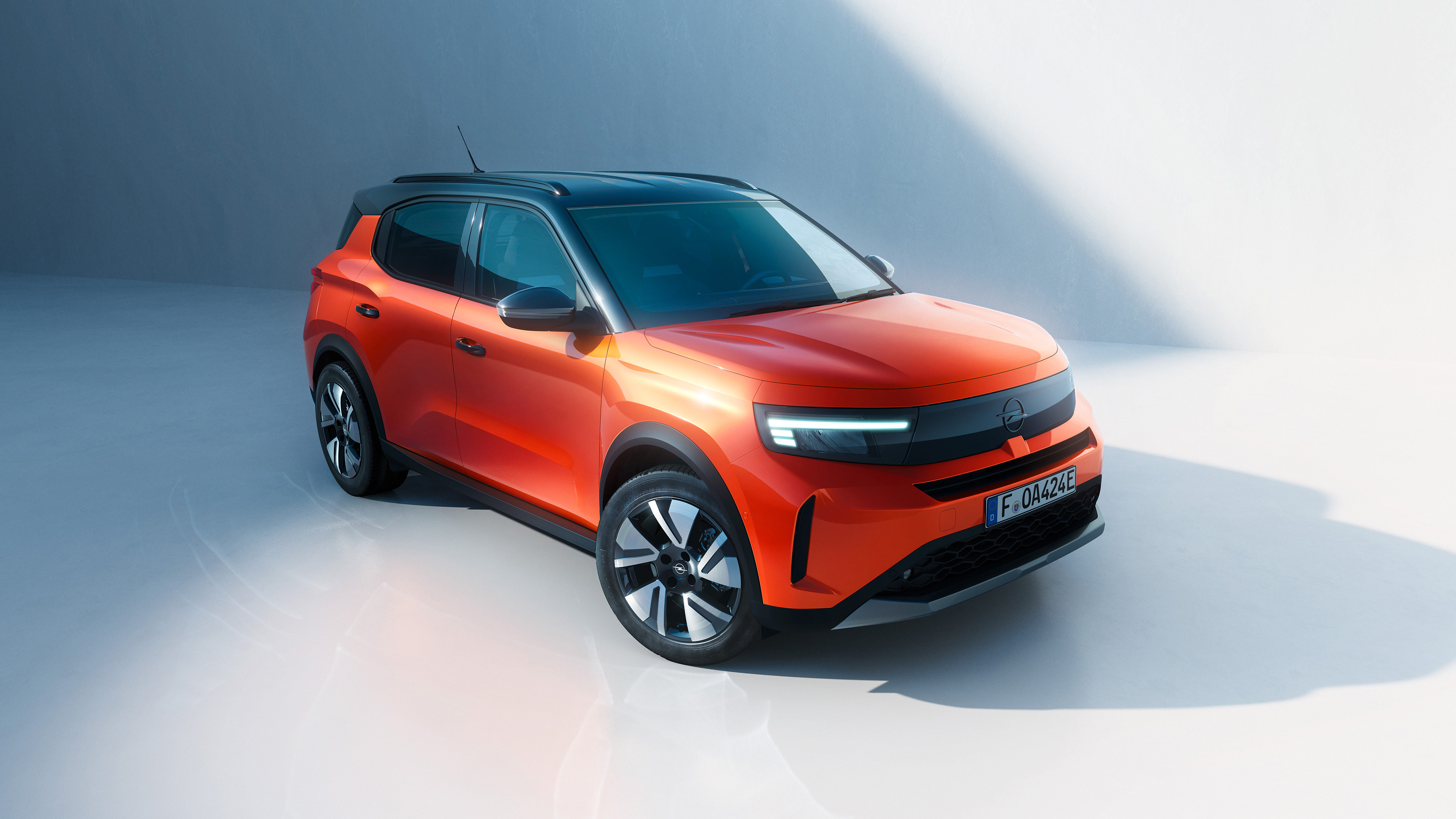 Opel Frontera Electric steht im Showroom