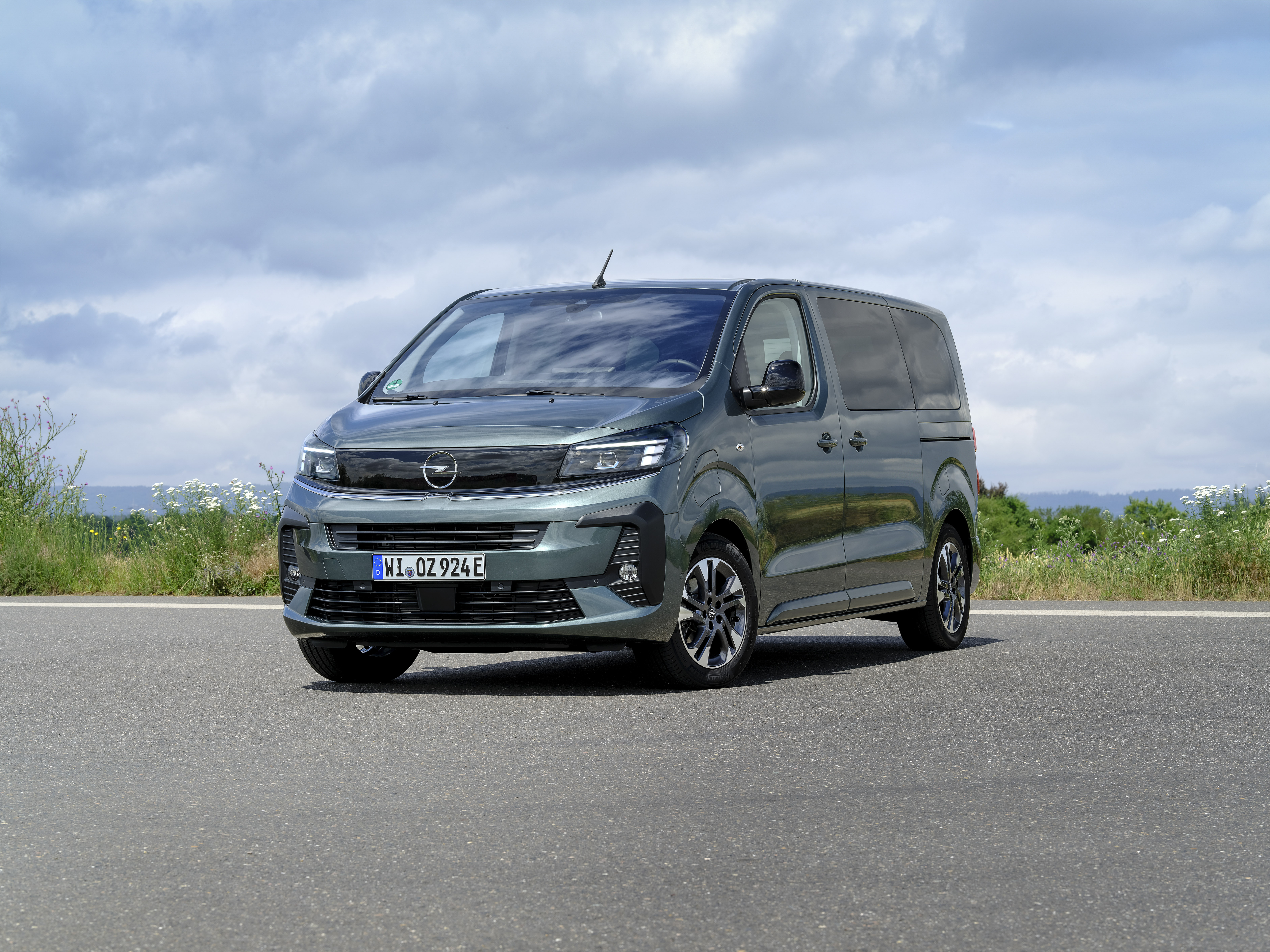 Opel Zafira Life Electric parkt auf Asphalt