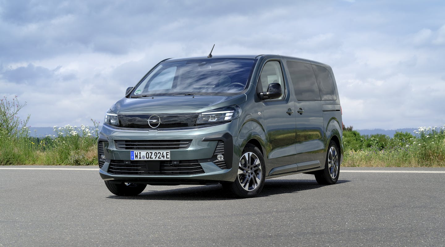 Opel Zafira Life Electric parkt auf Asphalt