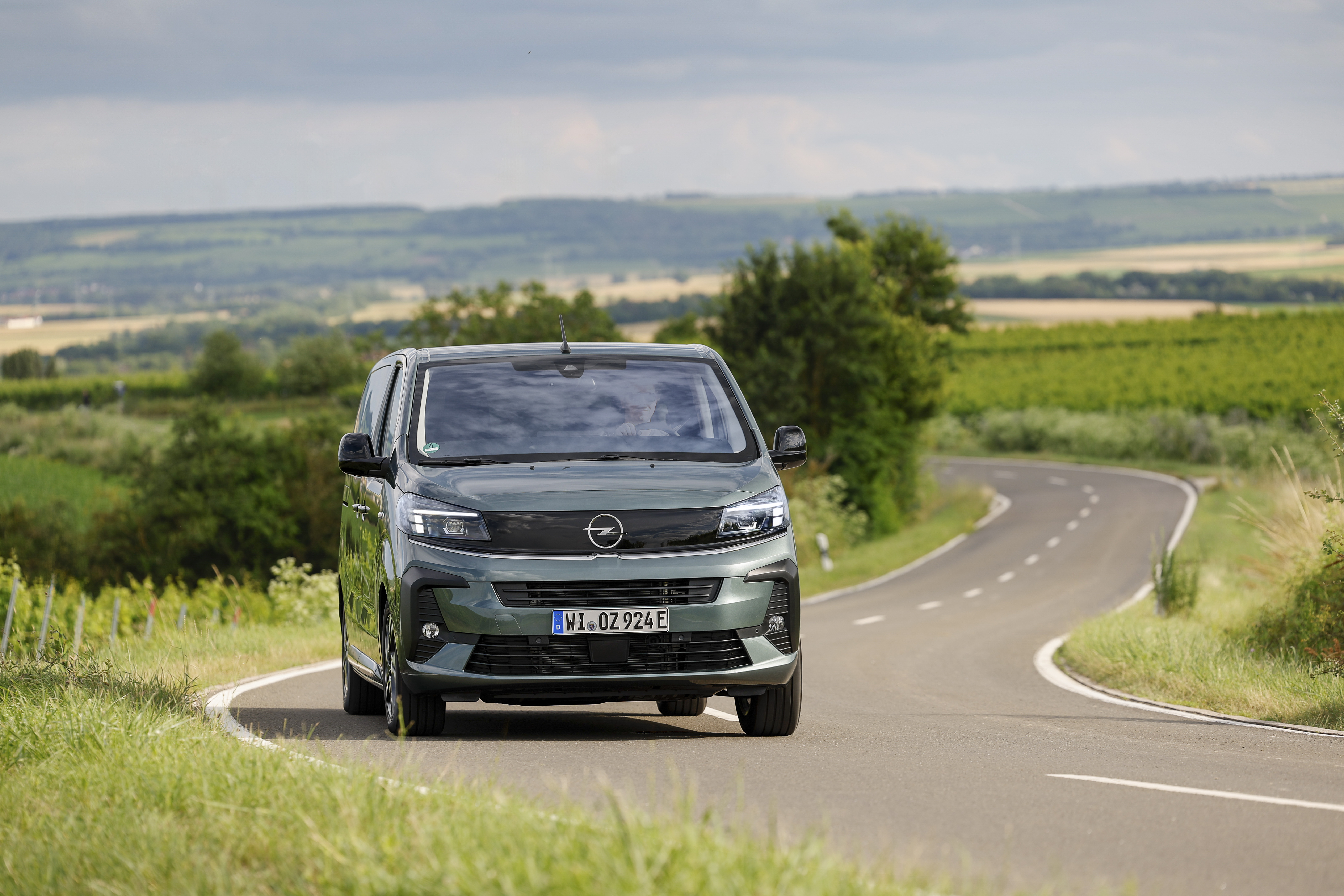 Opel Zafira Life Electric Fährt auf der Landstraße