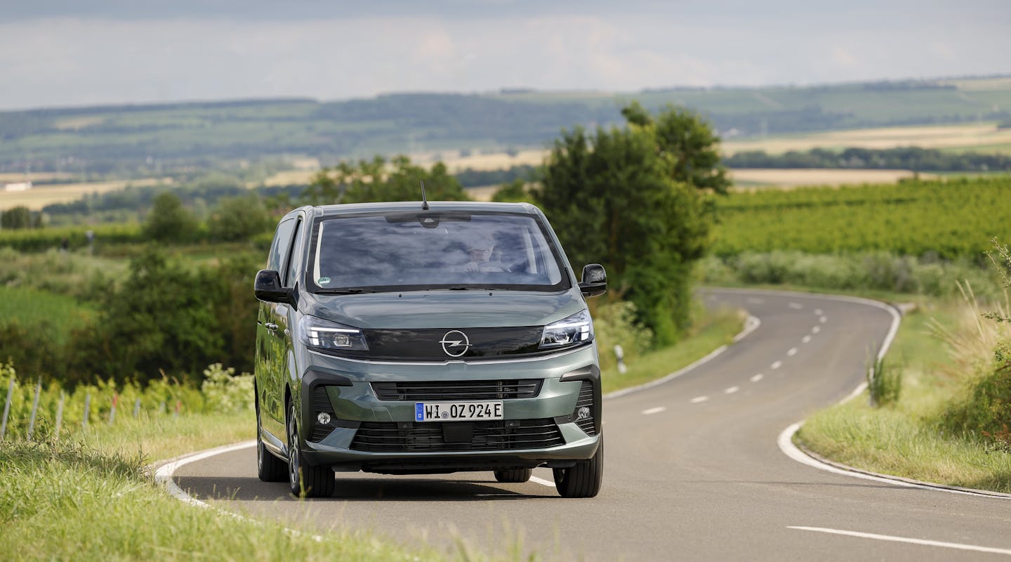Opel Zafira Life Electric Fährt auf der Landstraße
