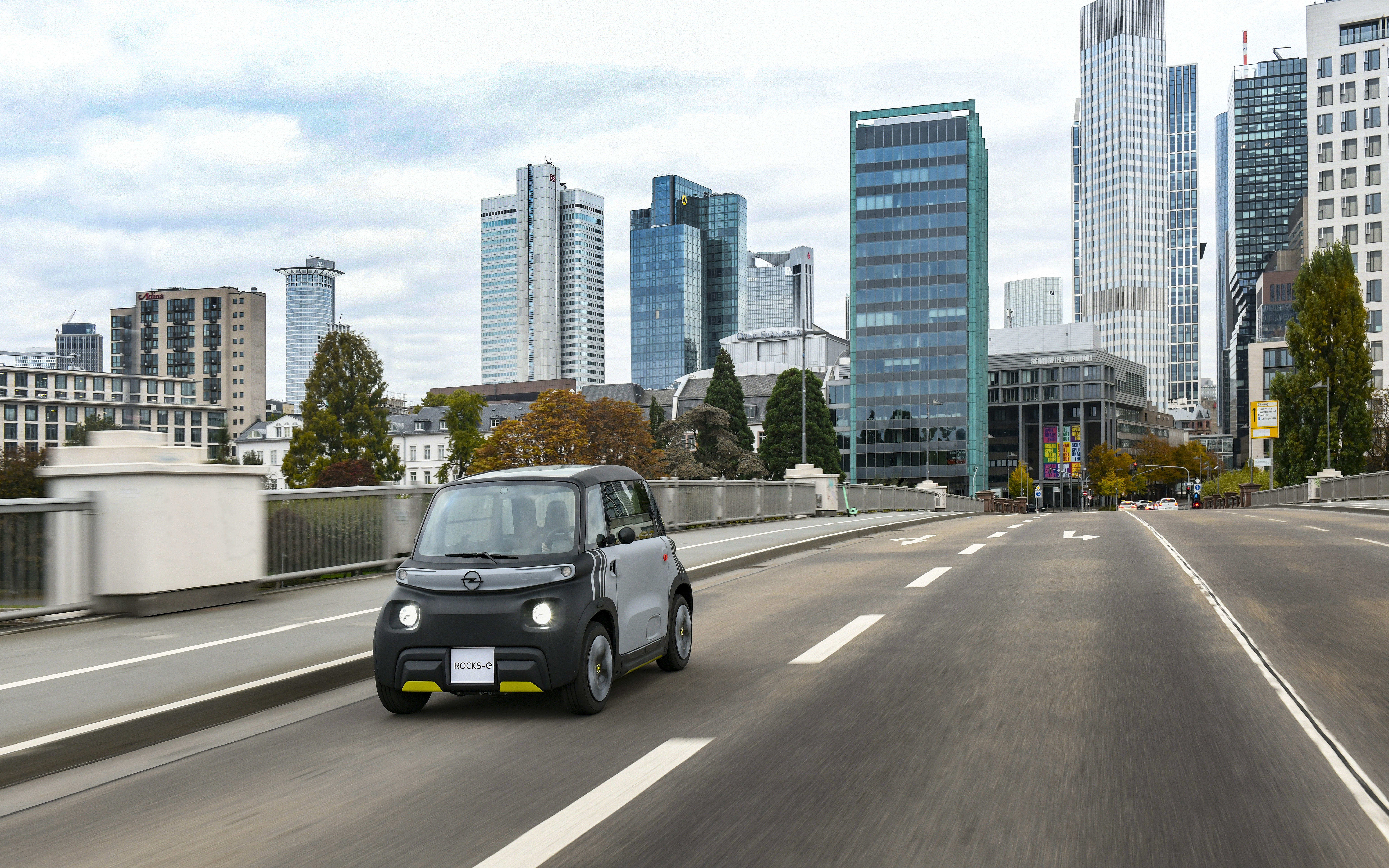 Opel Rocks Electric fährt durch die Stadt