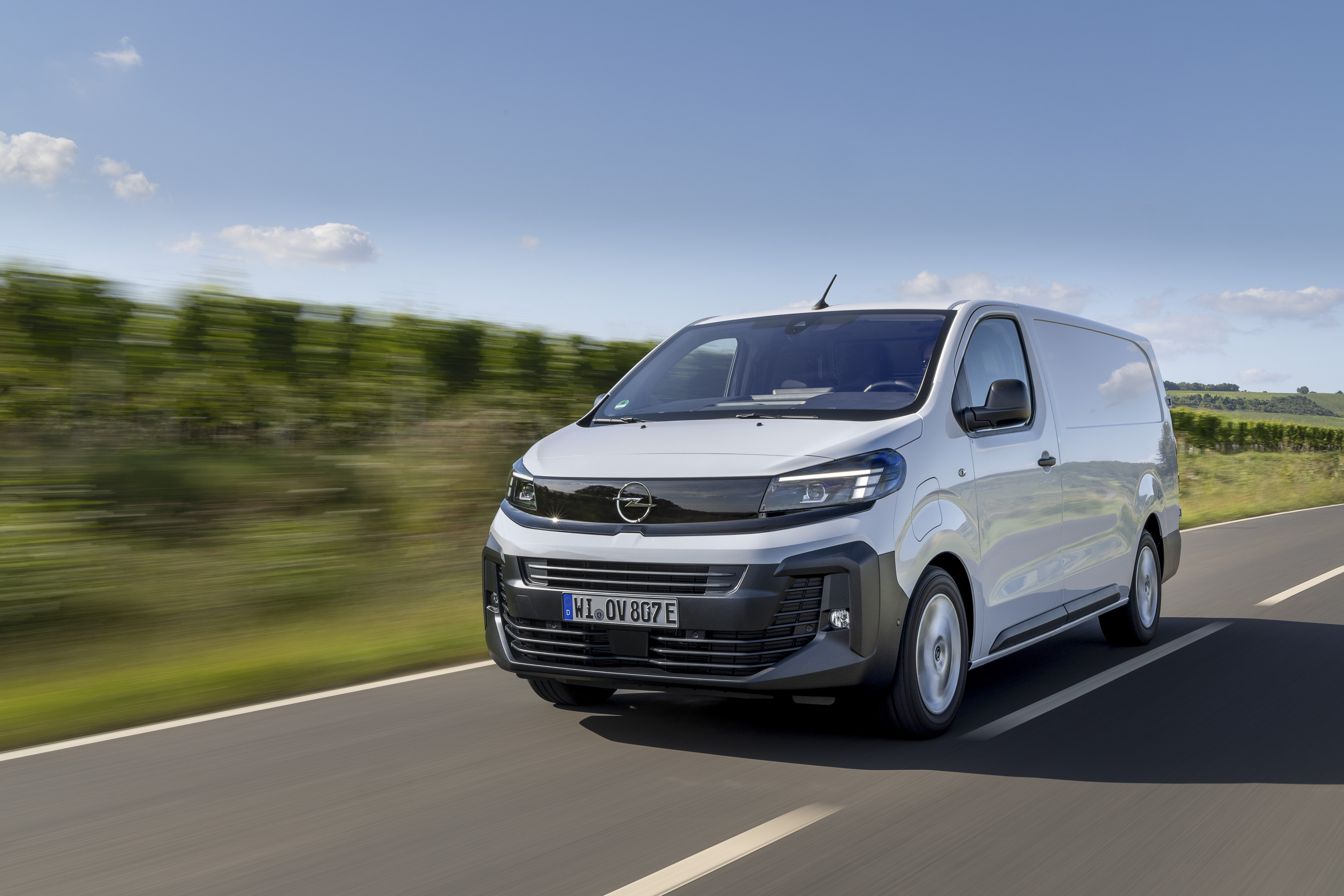 Opel Vivaro Electric fährt auf einer Landstraße
